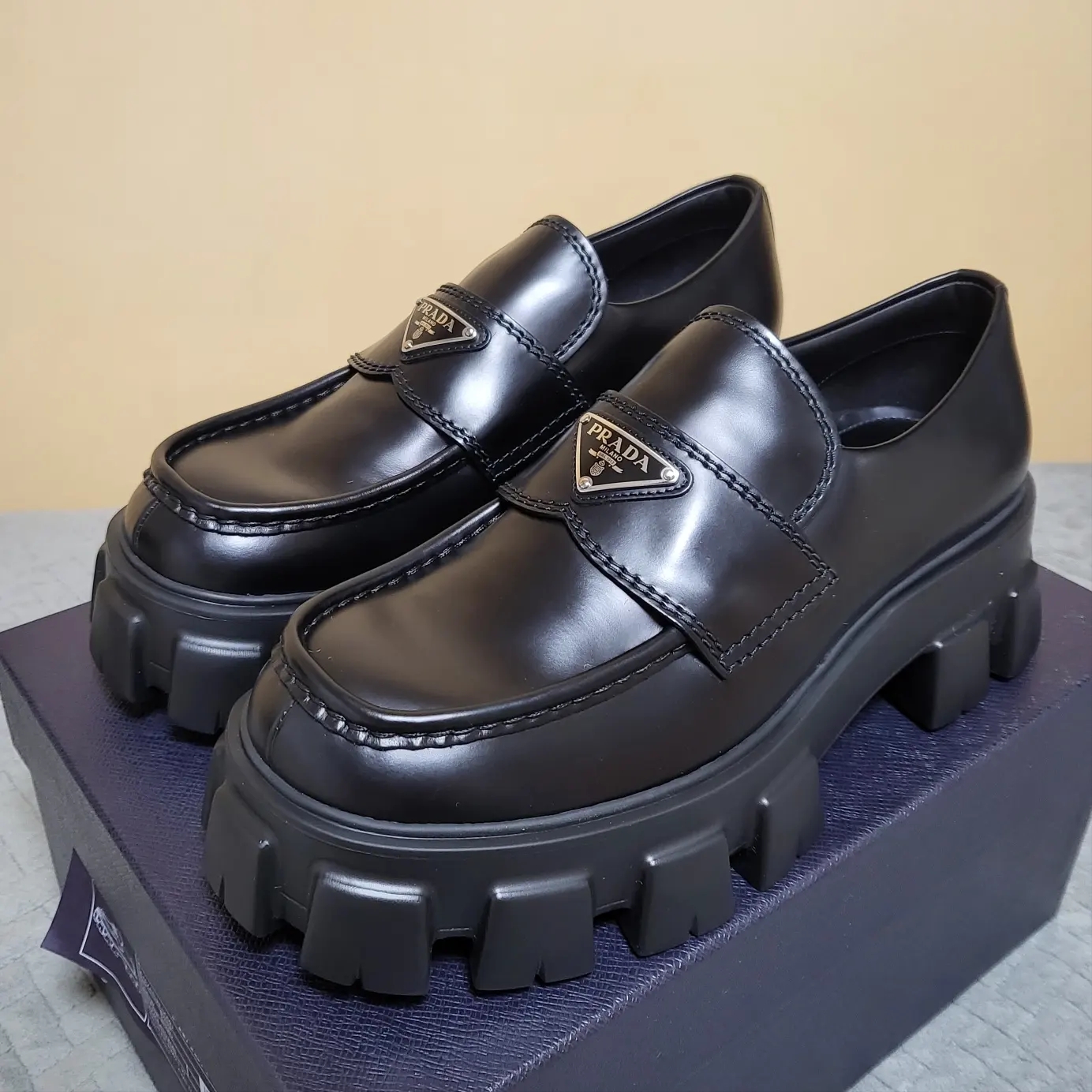 Prada Monolith Brushed Leather Loafers Black 착용 스타일 - 2