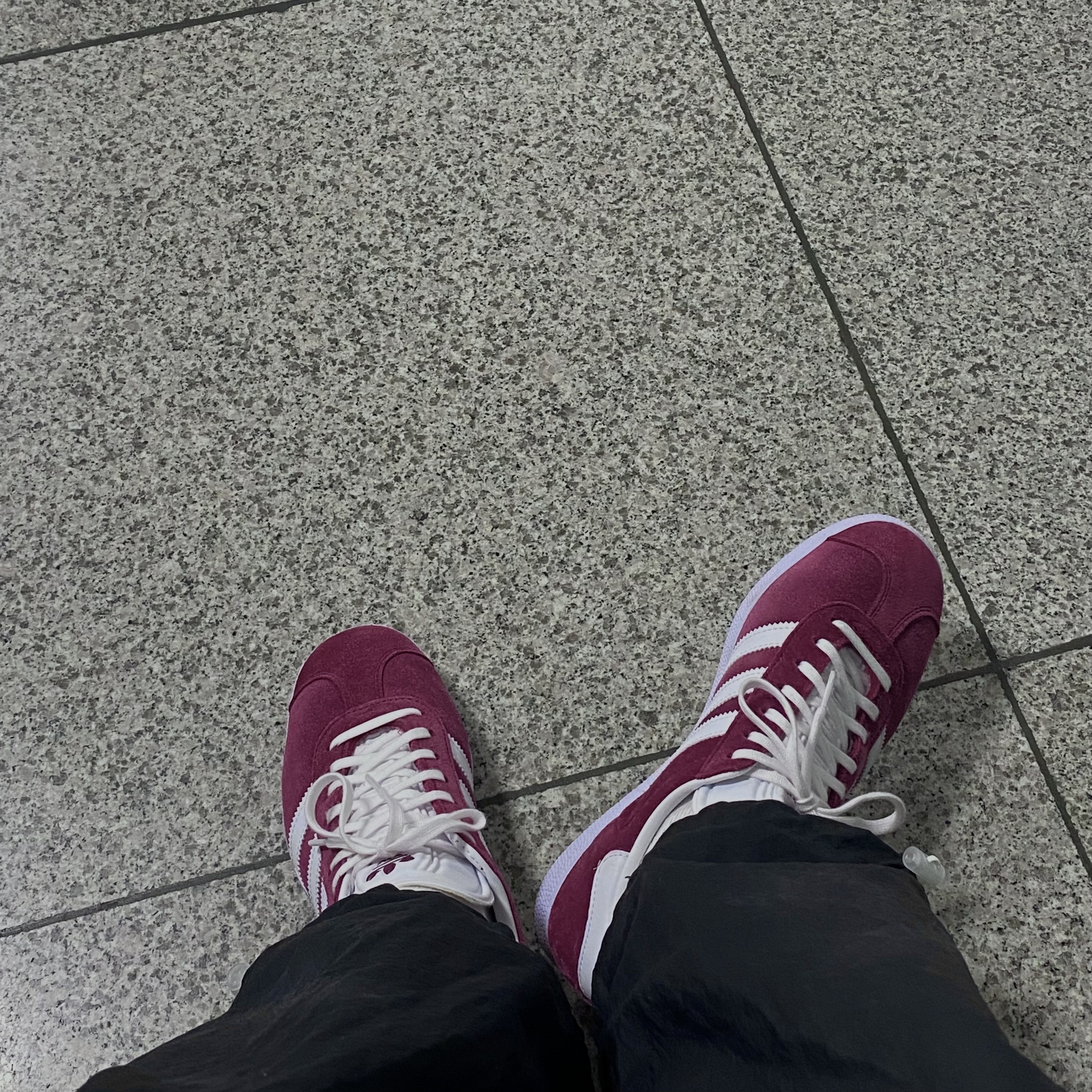 Adidas Gazelle Collegiate Burgundy 착용 스타일 - 3