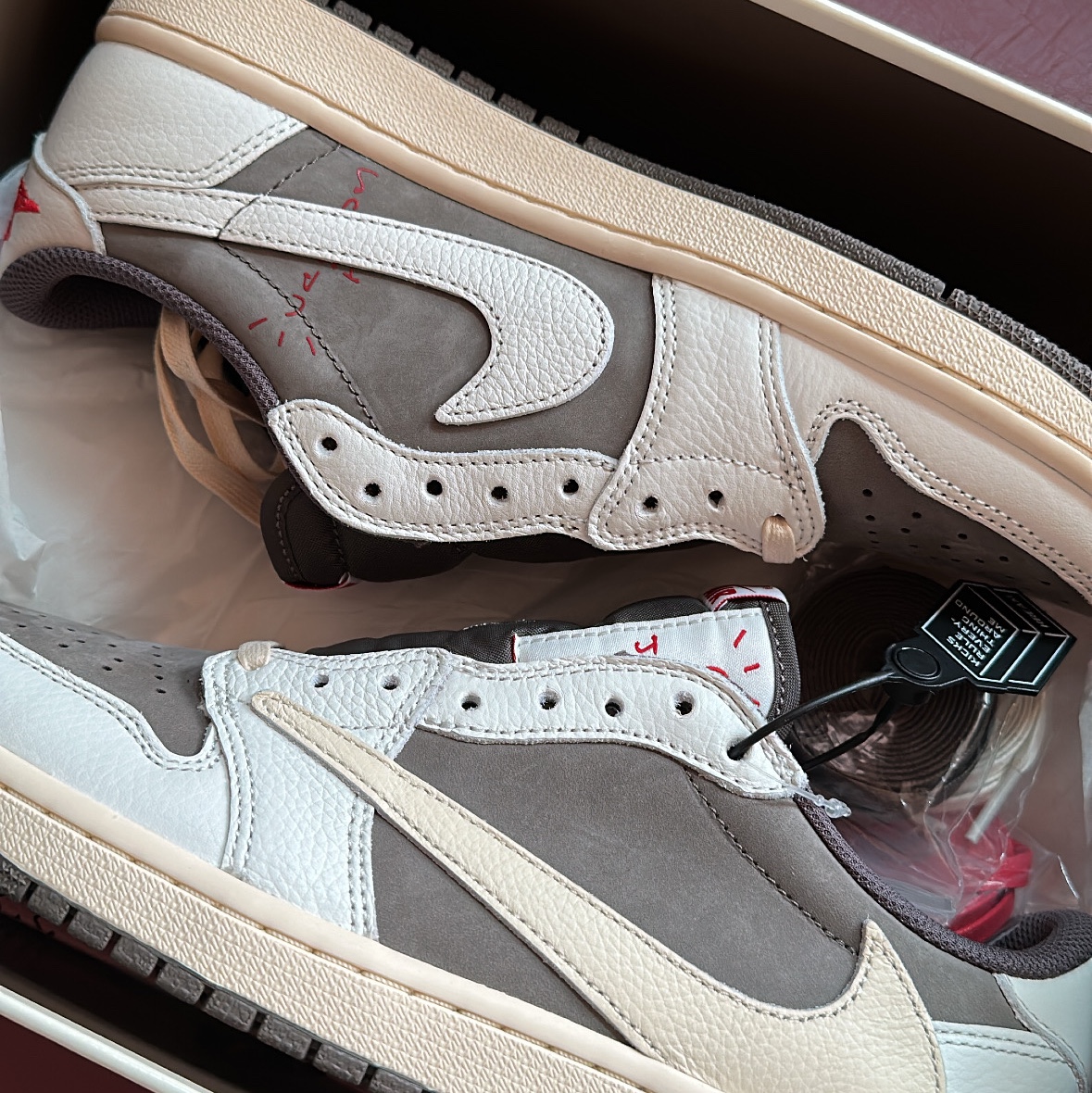 Jordan 1 x Travis Scott Retro Low OG SP Sail and Ridgerock 착용 스타일