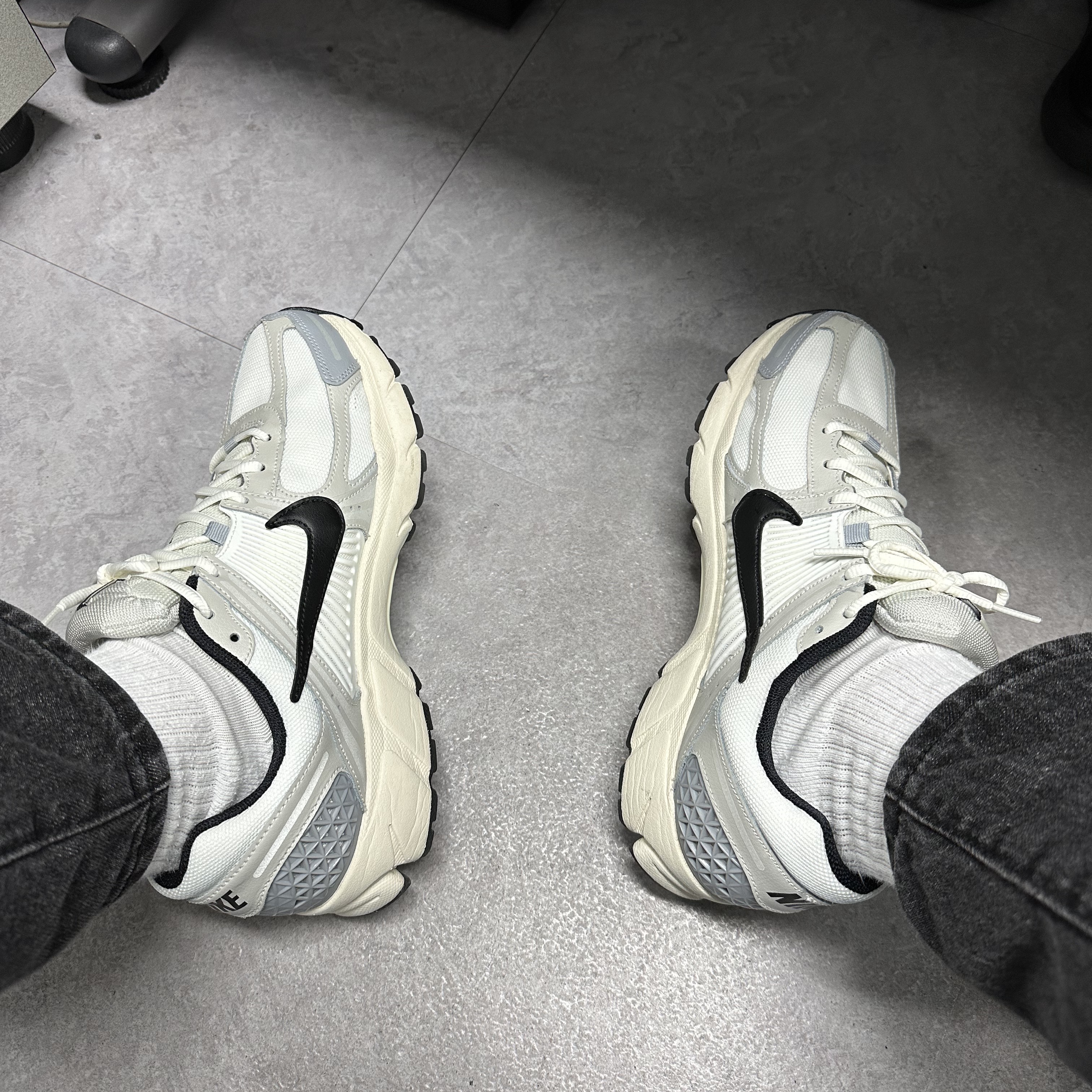 (W) Nike Zoom Vomero 5 Wolf Grey and Black 착용 스타일