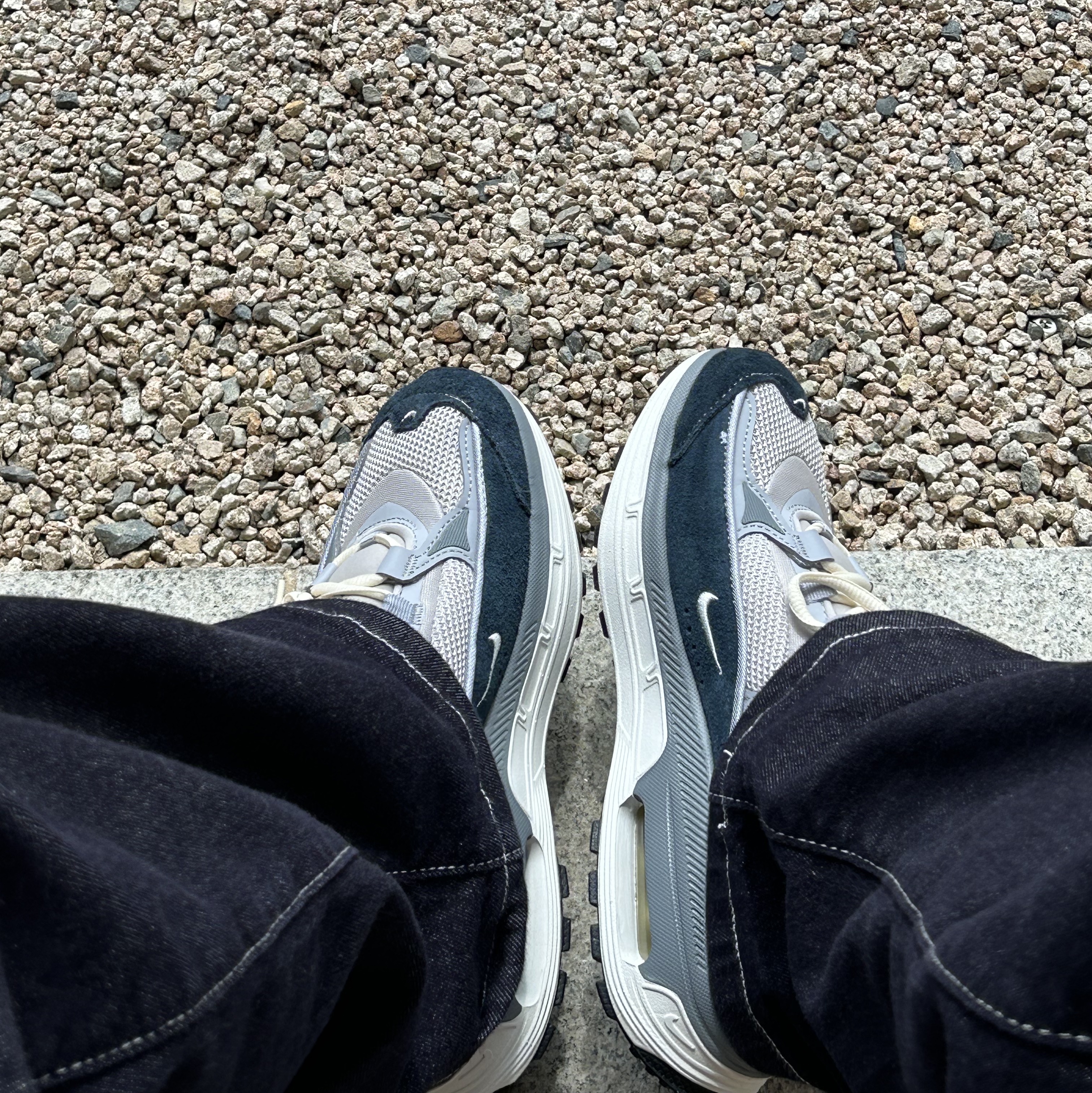 (W) Nike Air Max Bliss Light Iron Ore Armory Navy 착용 스타일