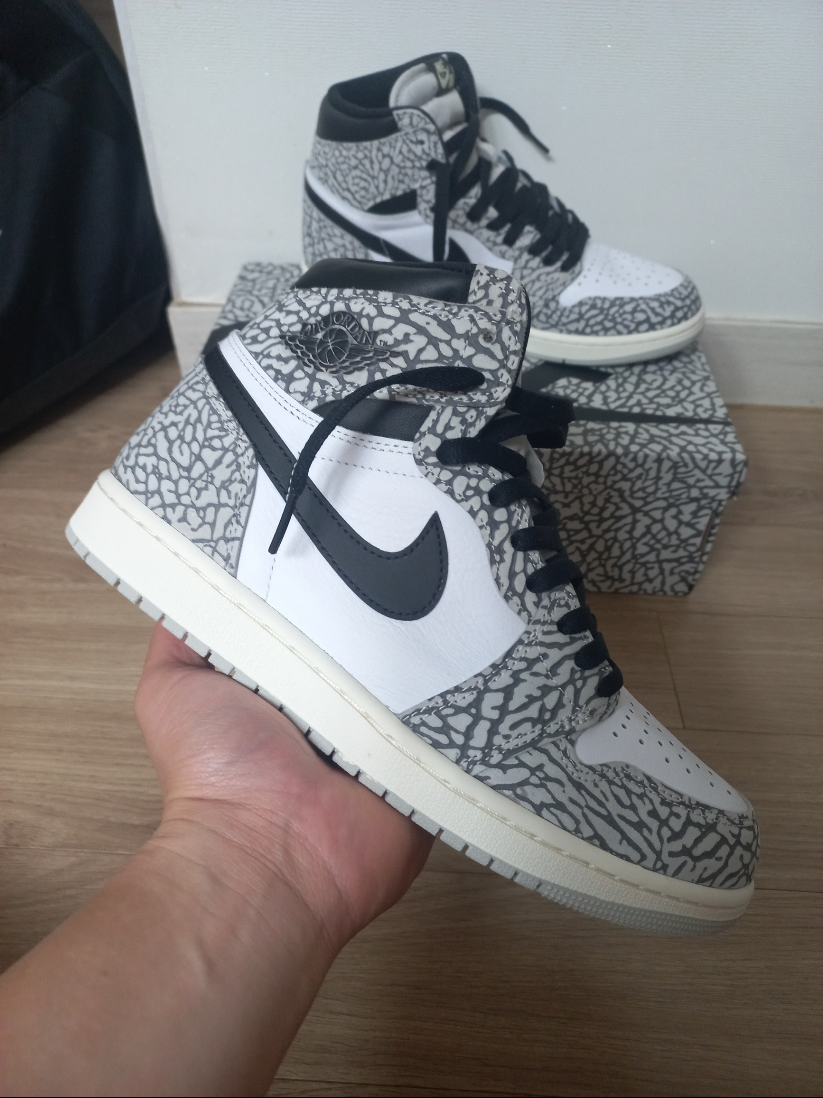 Jordan 1 Retro High OG White Cement 착용 스타일 - 1