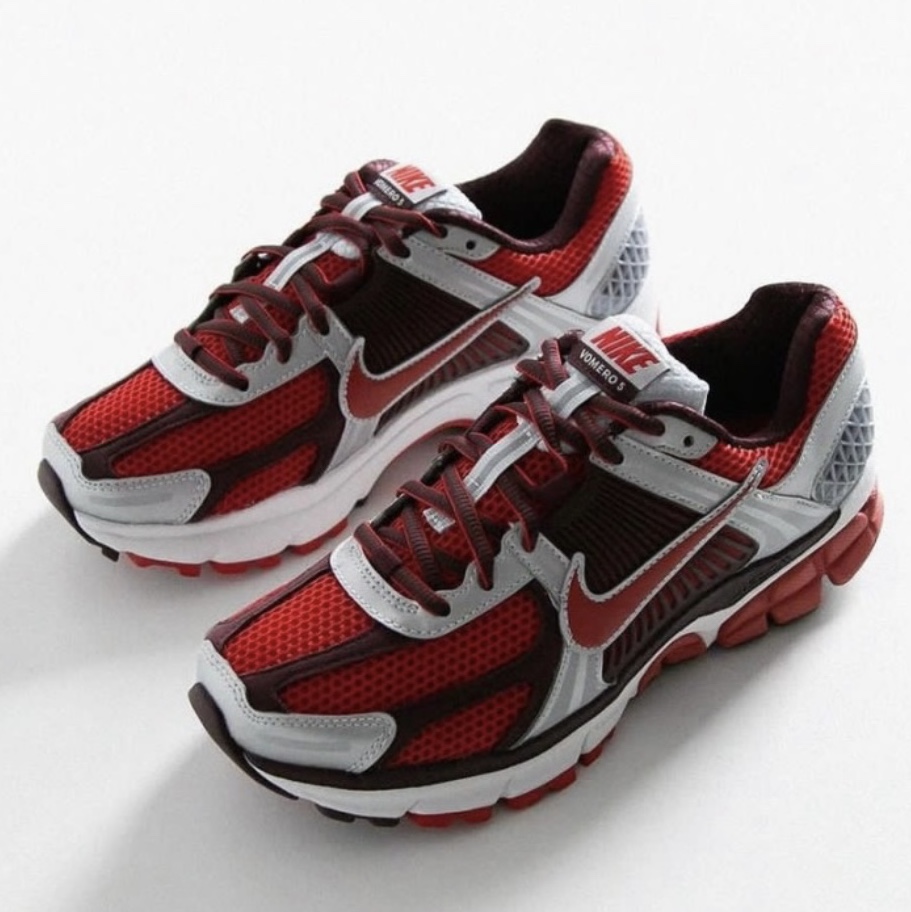 (W) Nike Zoom Vomero 5 Mystic Red and Platinum 착용 스타일