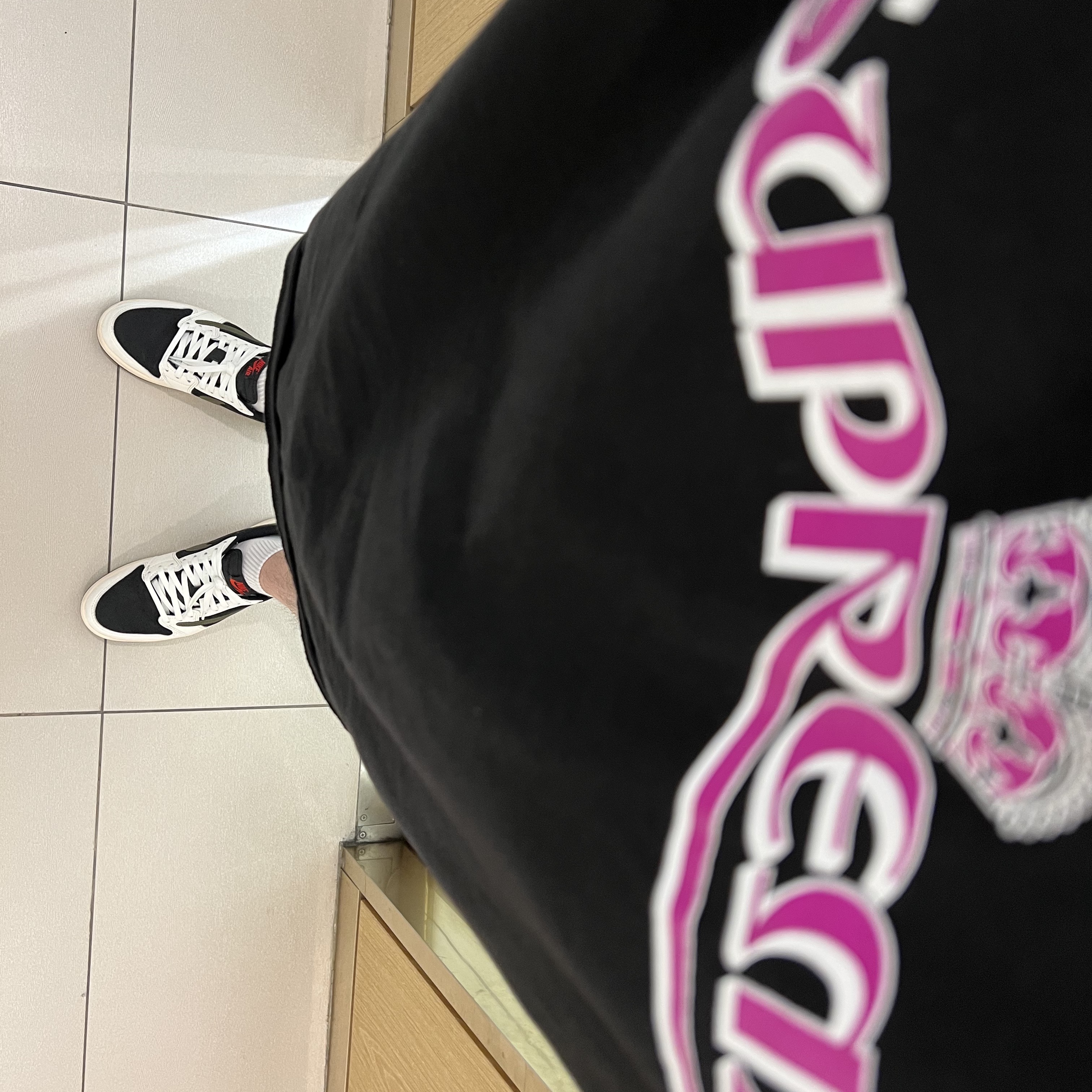 Supreme Crown T-Shirt Black - 23SS, (W) Jordan 1 x Travis Scott Retro Low OG SP Medium Olive 착용 스타일