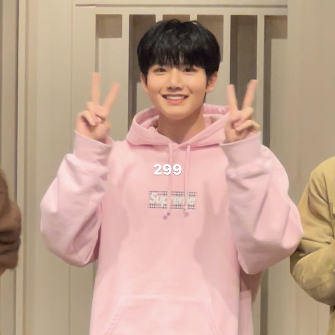 Supreme x Burberry Box Logo Hooded Sweatshirt Light Pink - 22SS 착용 스타일 - 1