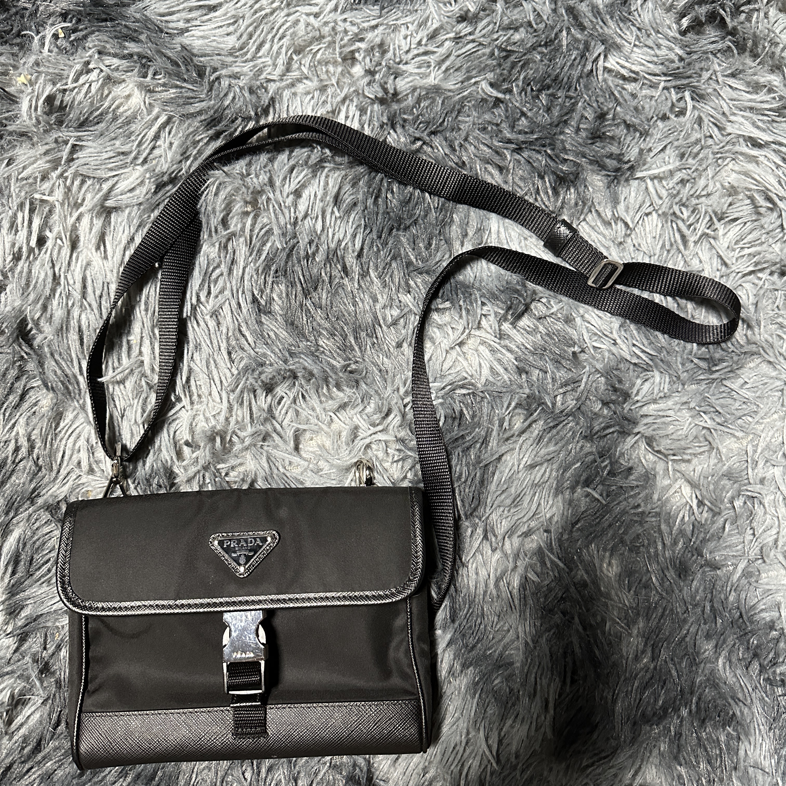 Prada Re-Nylon and Saffiano Leather Smartphone Case Black 착용 스타일