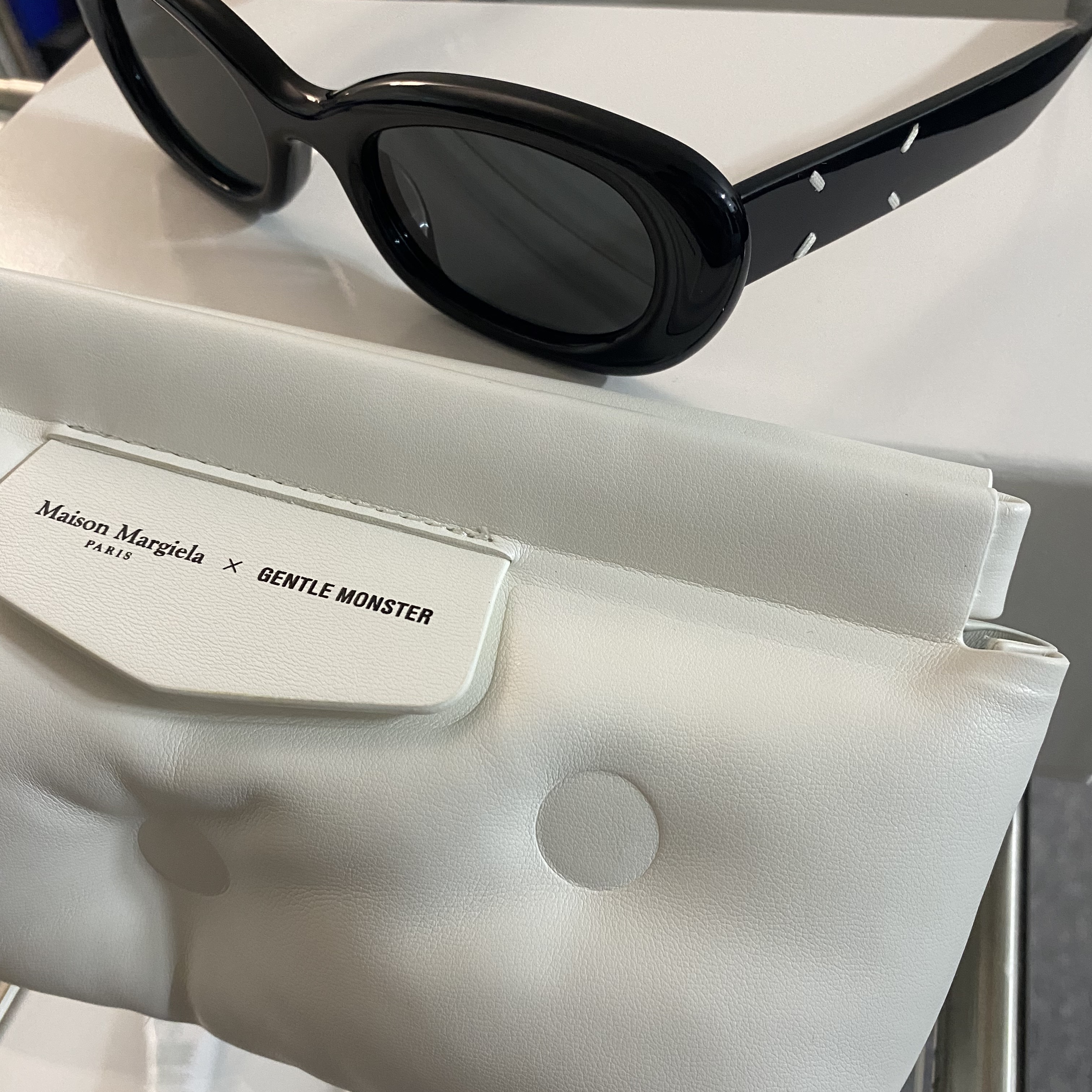 Gentle Monster x Maison Margiela MM004 Black Black 착용 스타일