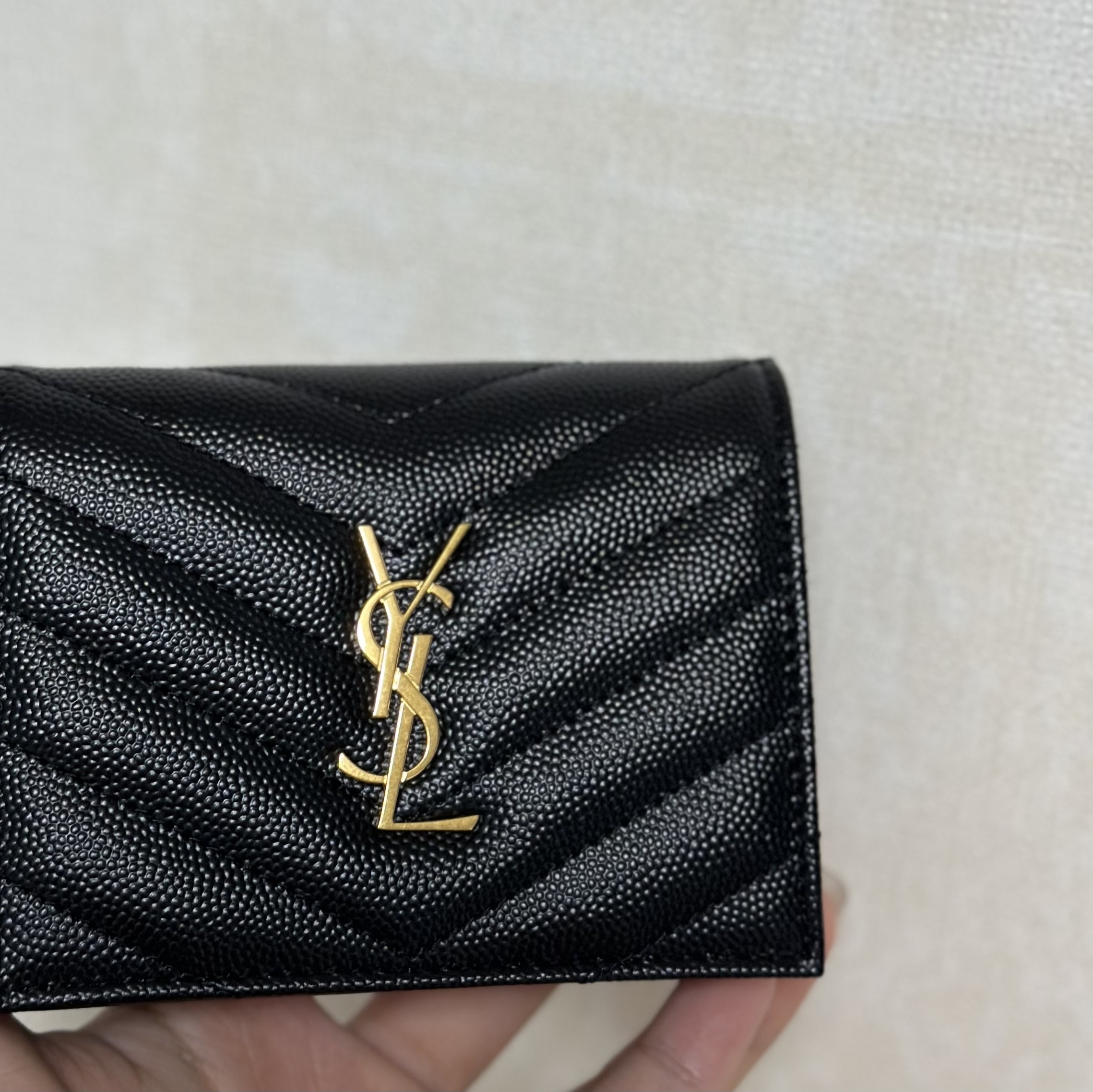 Saint Laurent Gold Monogram Card Case in Grain de Poudre Embossed Leather Black 착용 스타일