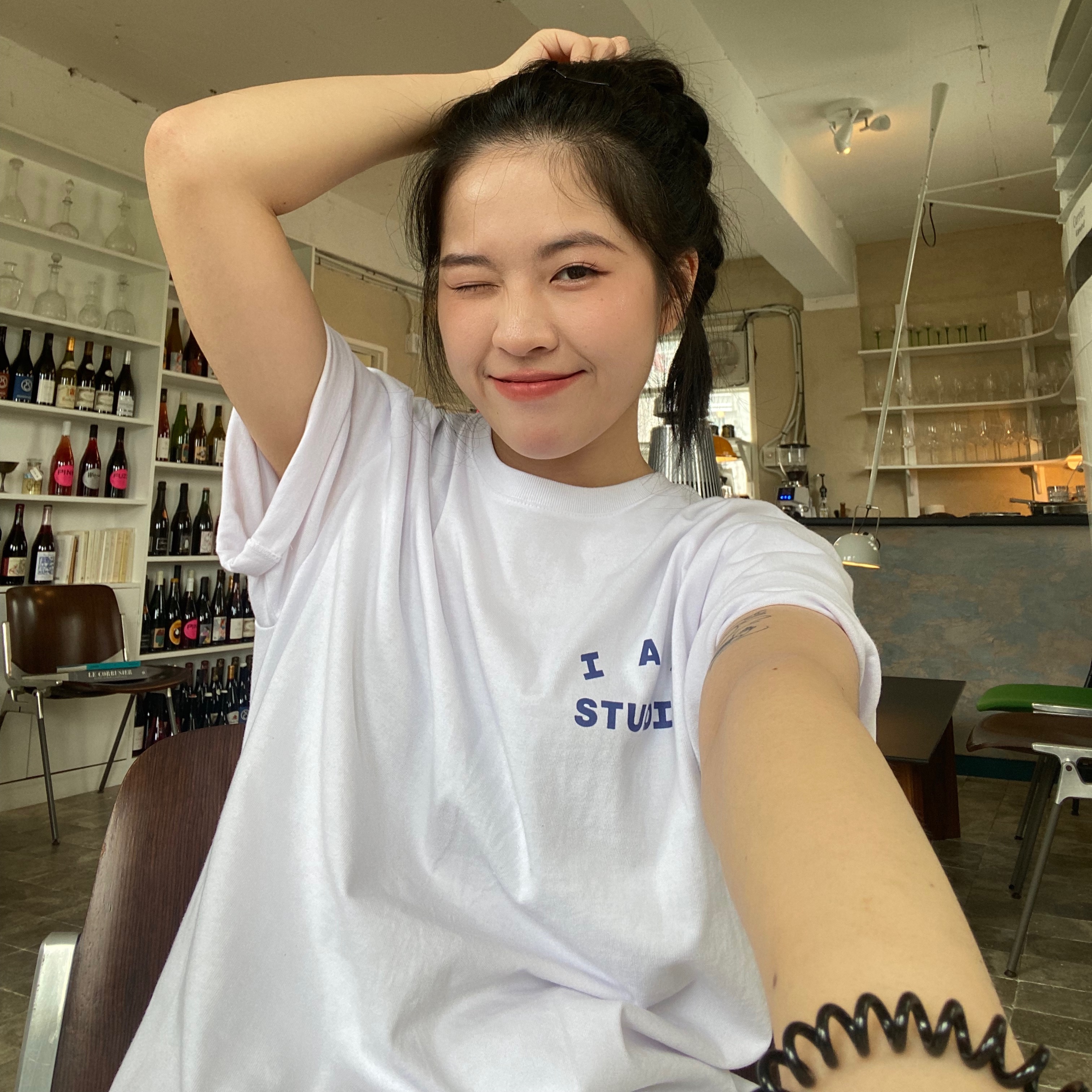 IAB Studio T-Shirt White Navy - 22FW, Matin Kim Matin Logo Ecobag Black 착용 스타일 - 3