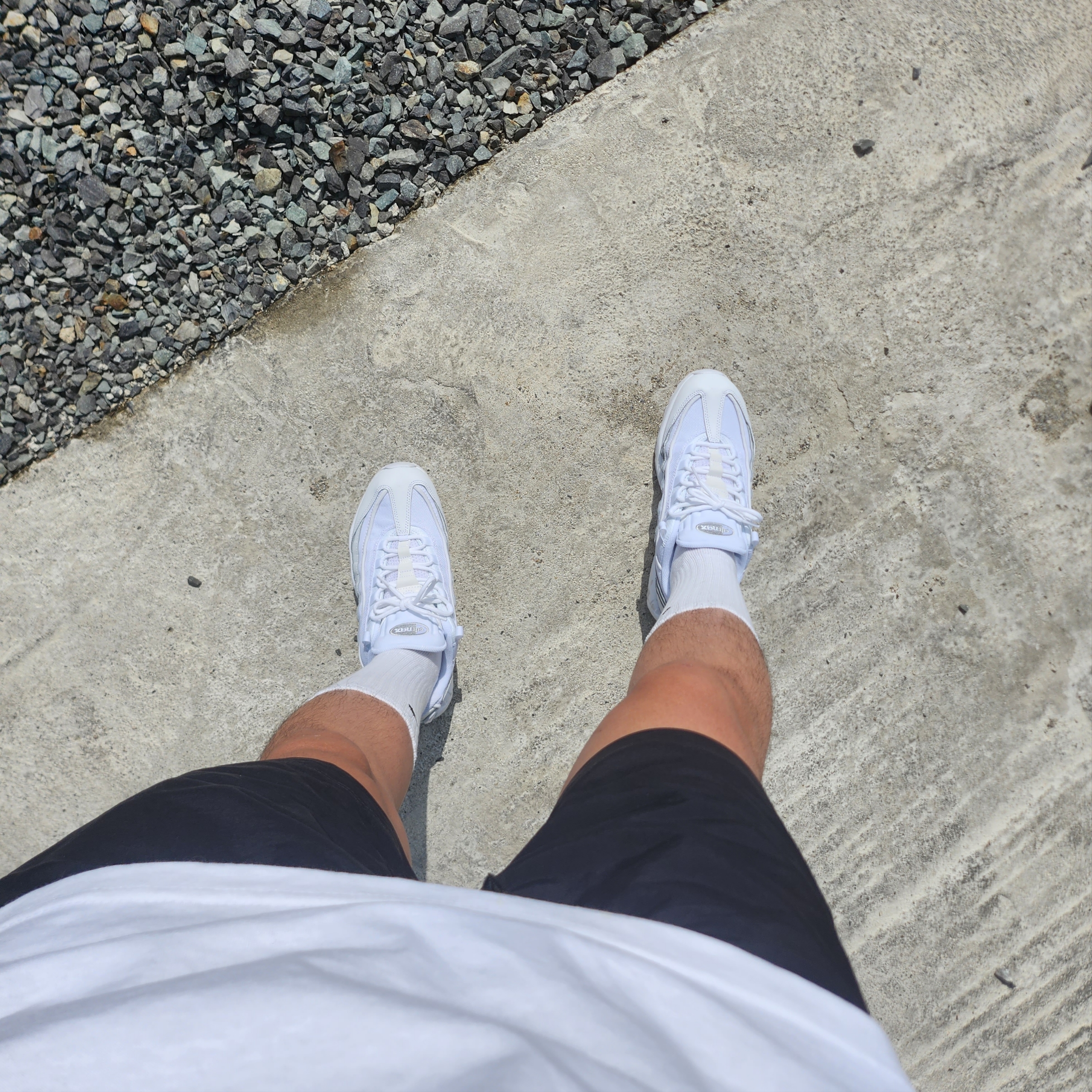 Nike Air Max 95 Essential Triple White, Stussy Melted T-Shirt White 착용 스타일