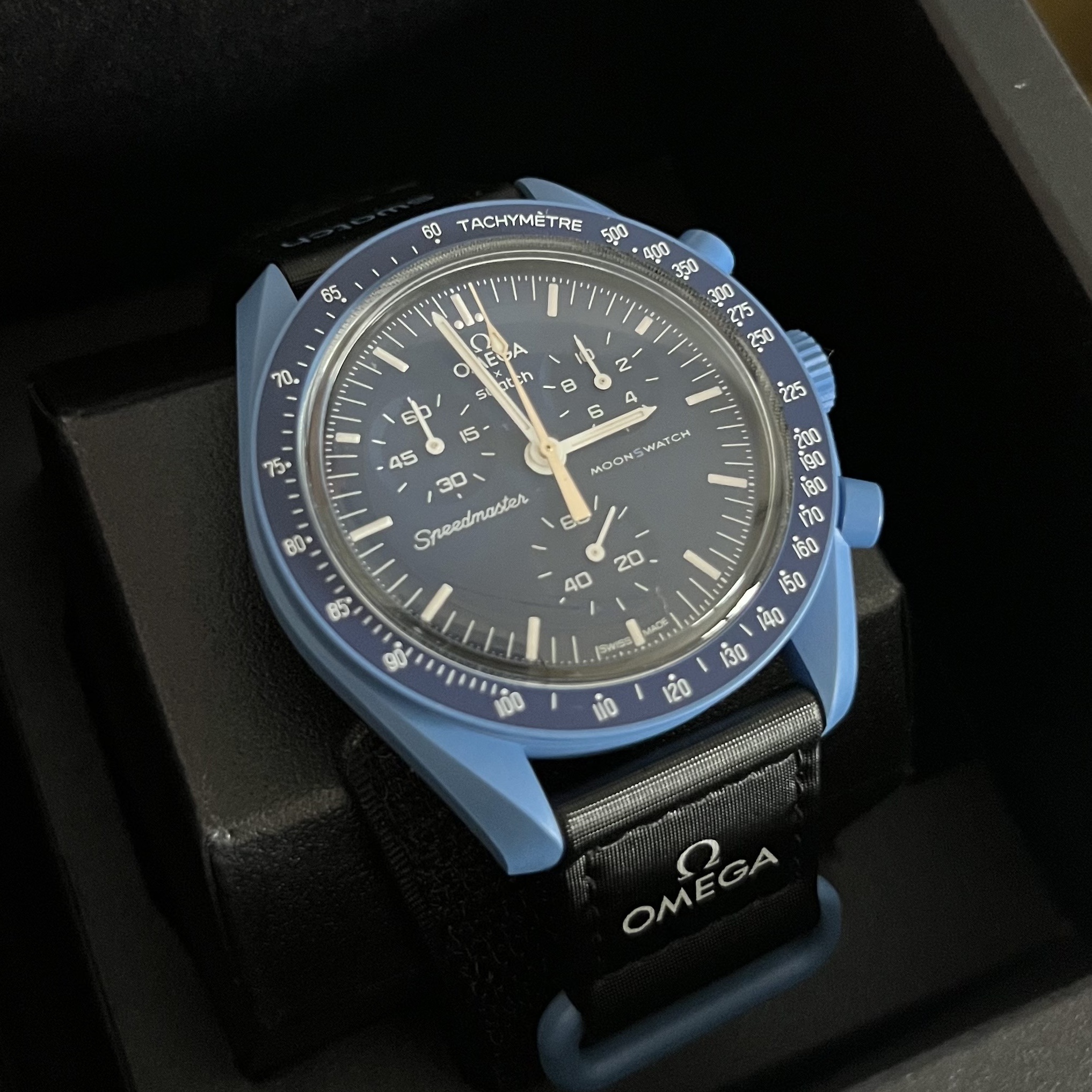Swatch x Omega Bioceramic MoonSwatch Mission To Neptune Moonshine Gold Blue Moon 착용 스타일