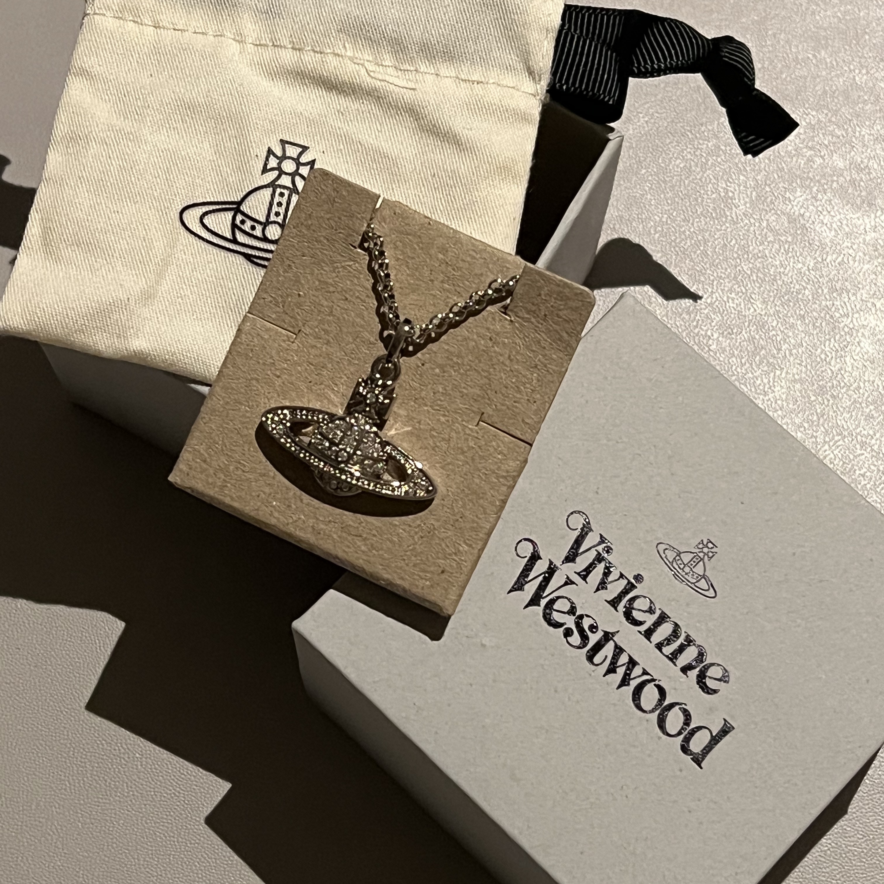 Vivienne Westwood Mini Bas Relief Pendant Silver 착용 스타일