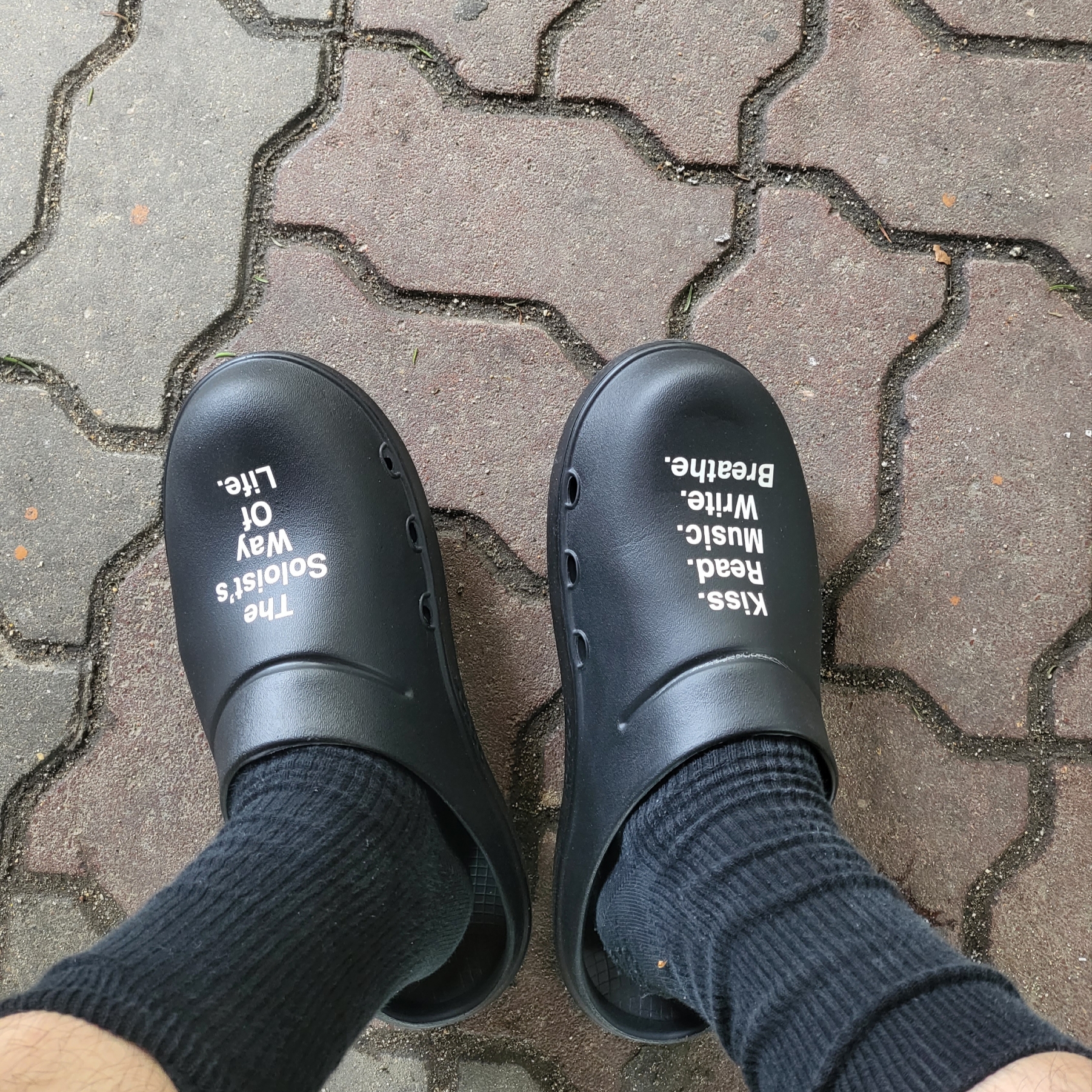 Oofos x Takahiromiyashita The Soloist The Soloist's Way Of Life Clog Black White 착용 스타일