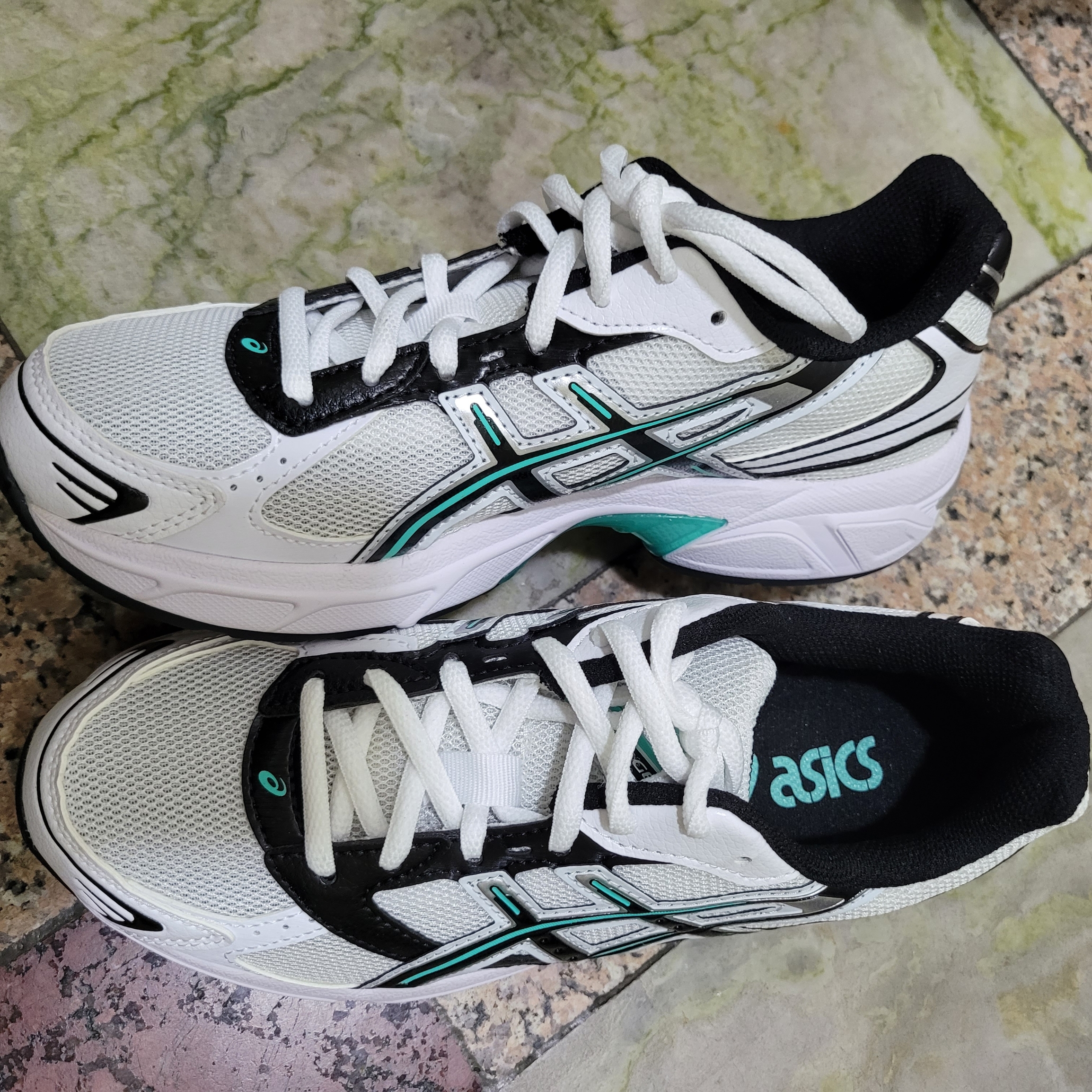 Asics Gel-1130 White Black 착용 스타일 - 2