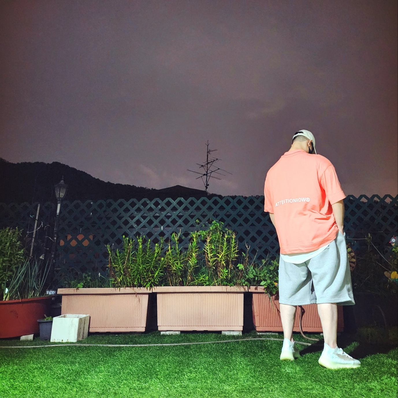 Adidas Yeezy Boost 380 Calcite Glow 착용 스타일 - 3