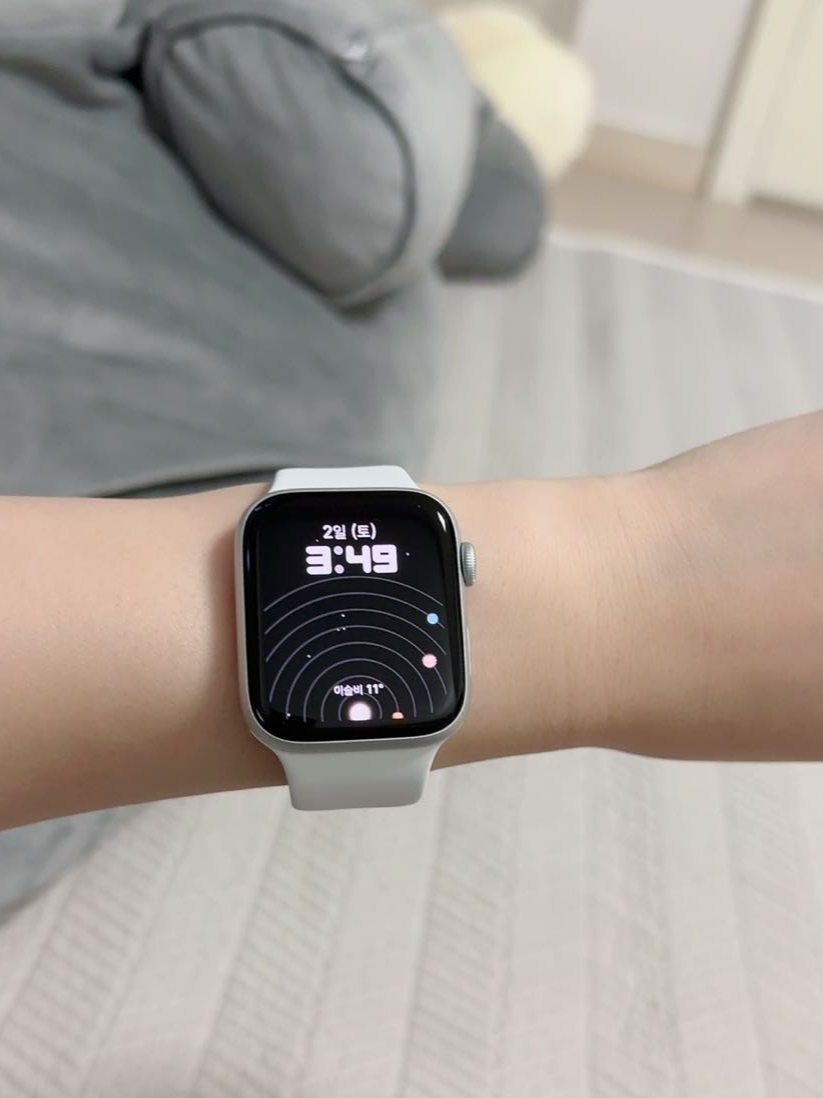Apple Watch SE 44mm GPS Silver Aluminum Case with Sport Band White (Korean Ver.) 착용 스타일 - 1