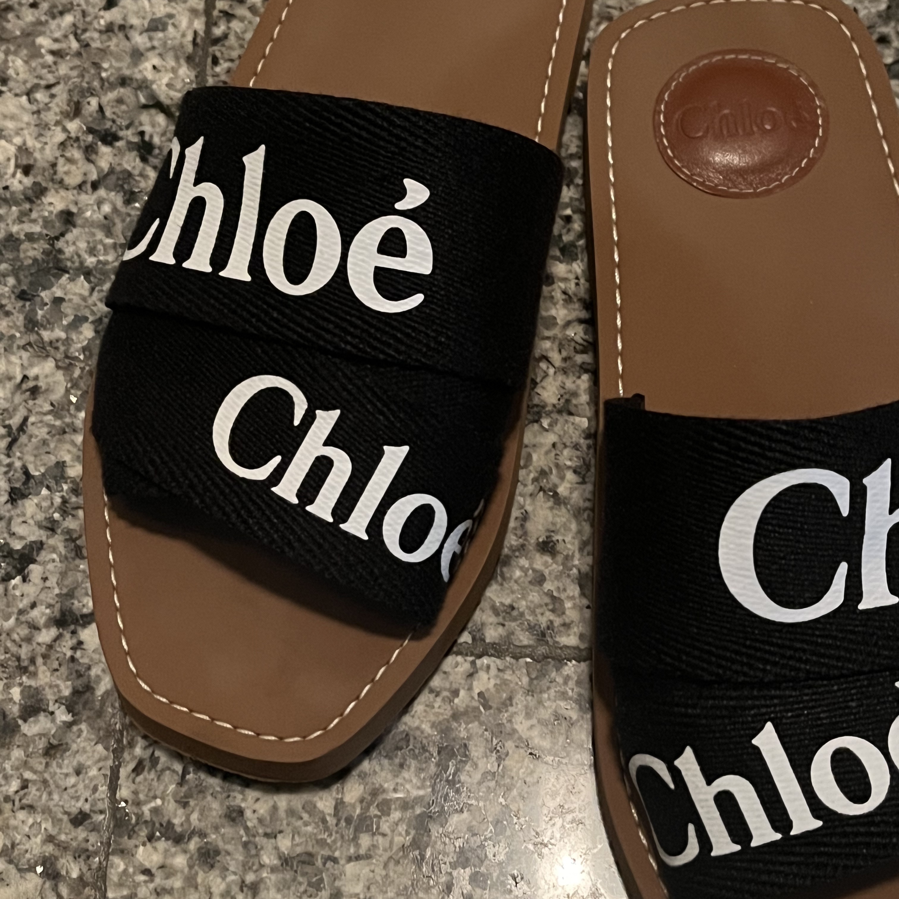 (W) Chloe Woody Flat Mule Black 착용 스타일
