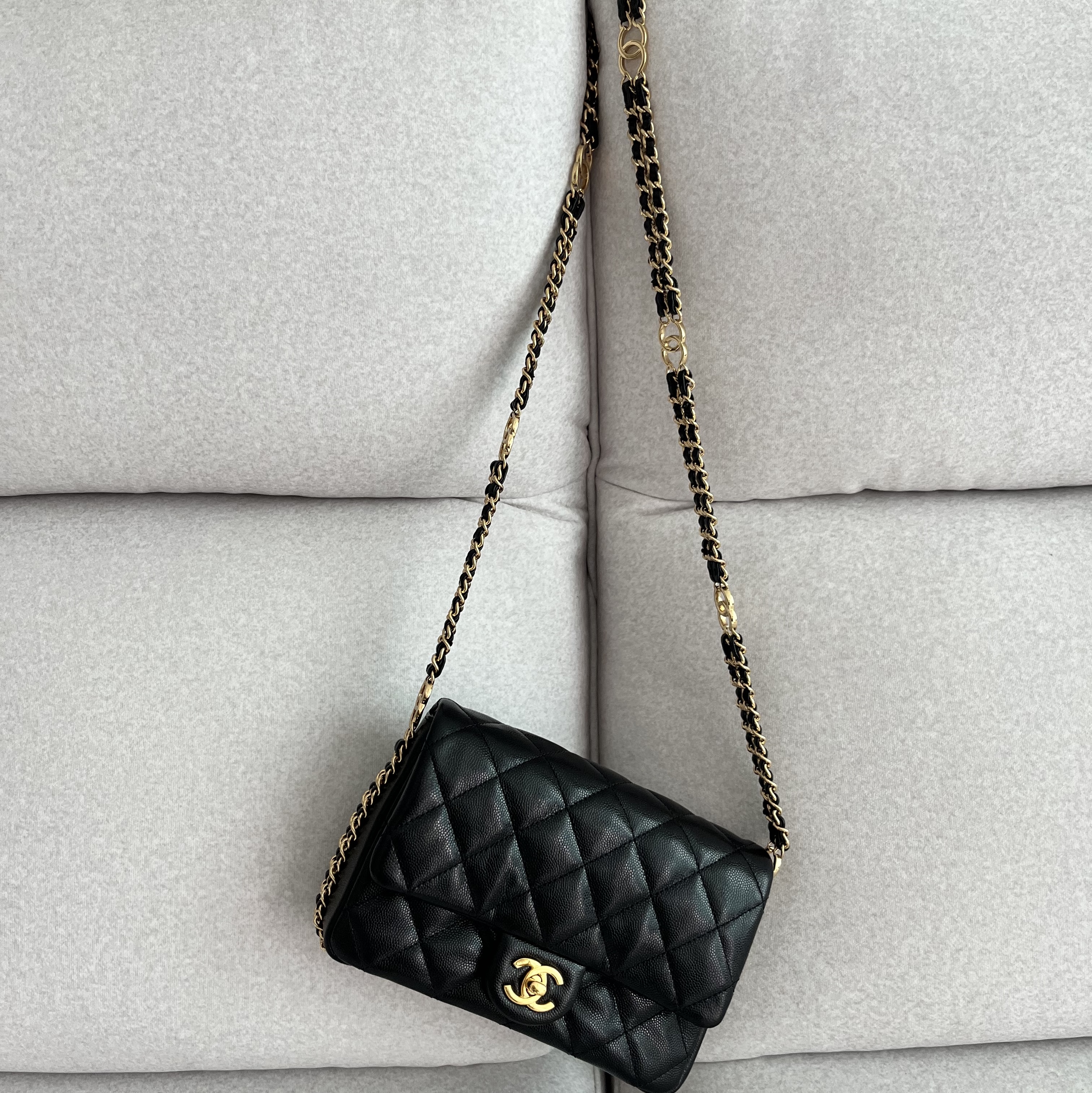 Chanel Mini Flap Bag Grained Calfskin & Gold Black 착용 스타일