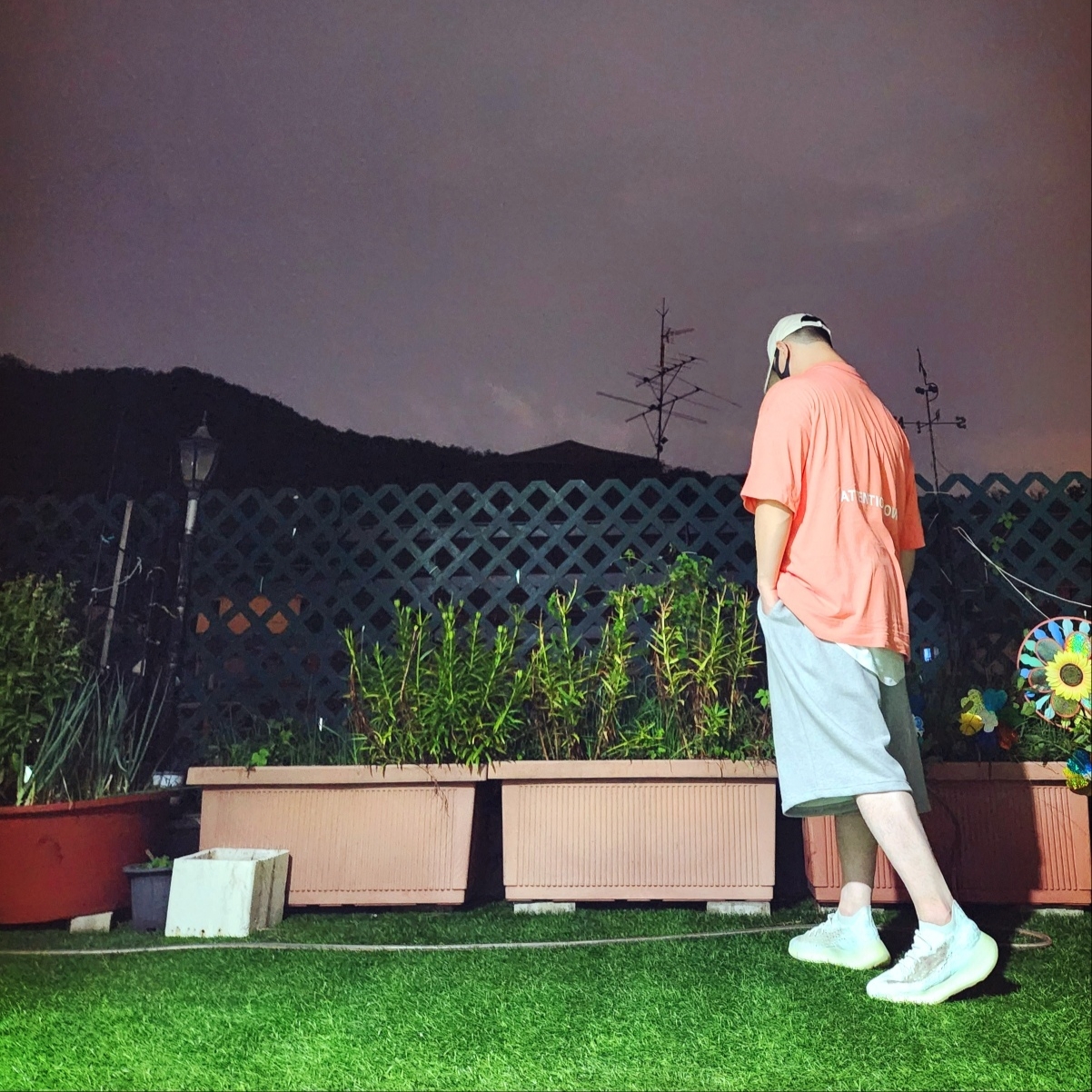 Adidas Yeezy Boost 380 Calcite Glow 착용 스타일 - 2