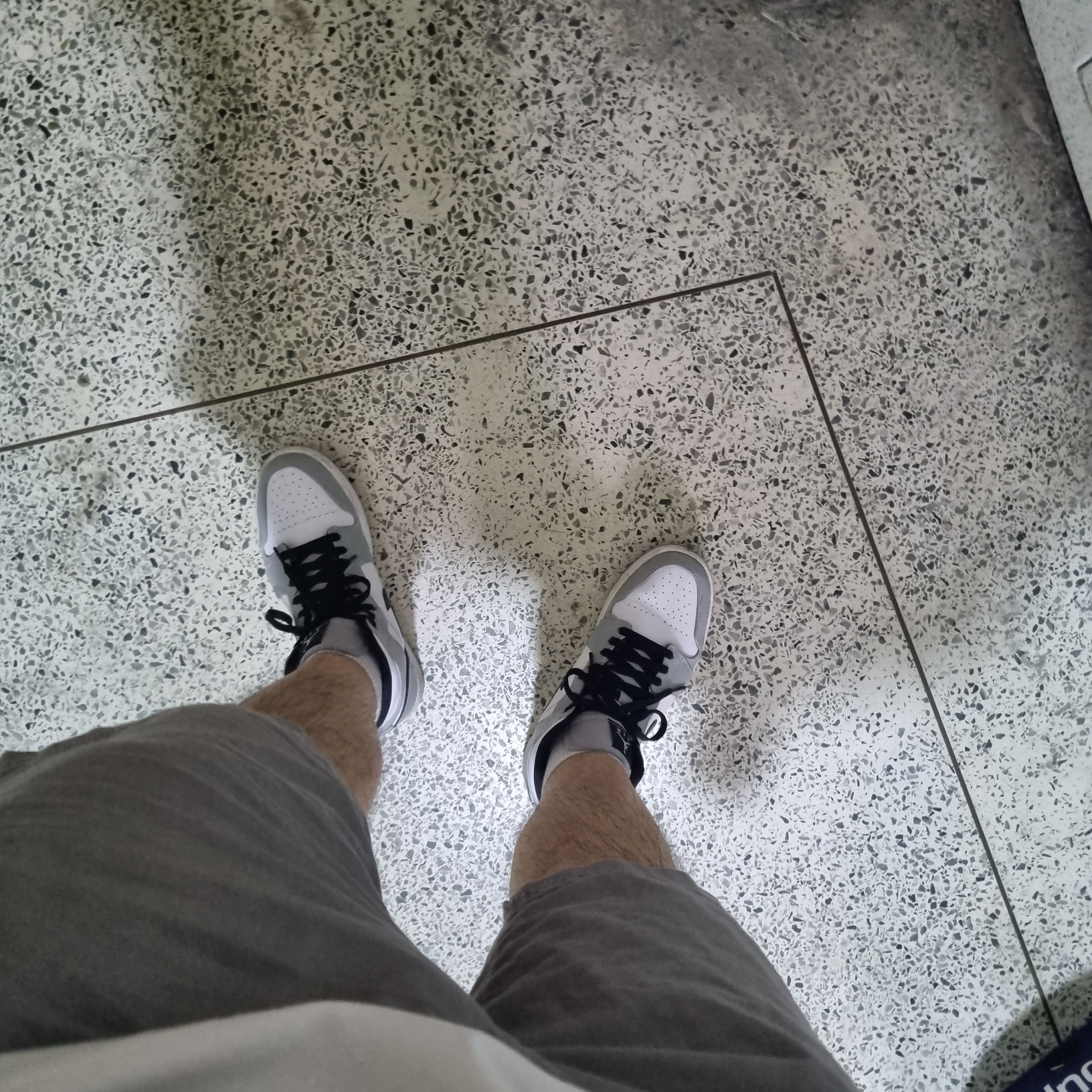Jordan 1 Mid Light Smoke Grey 착용 스타일