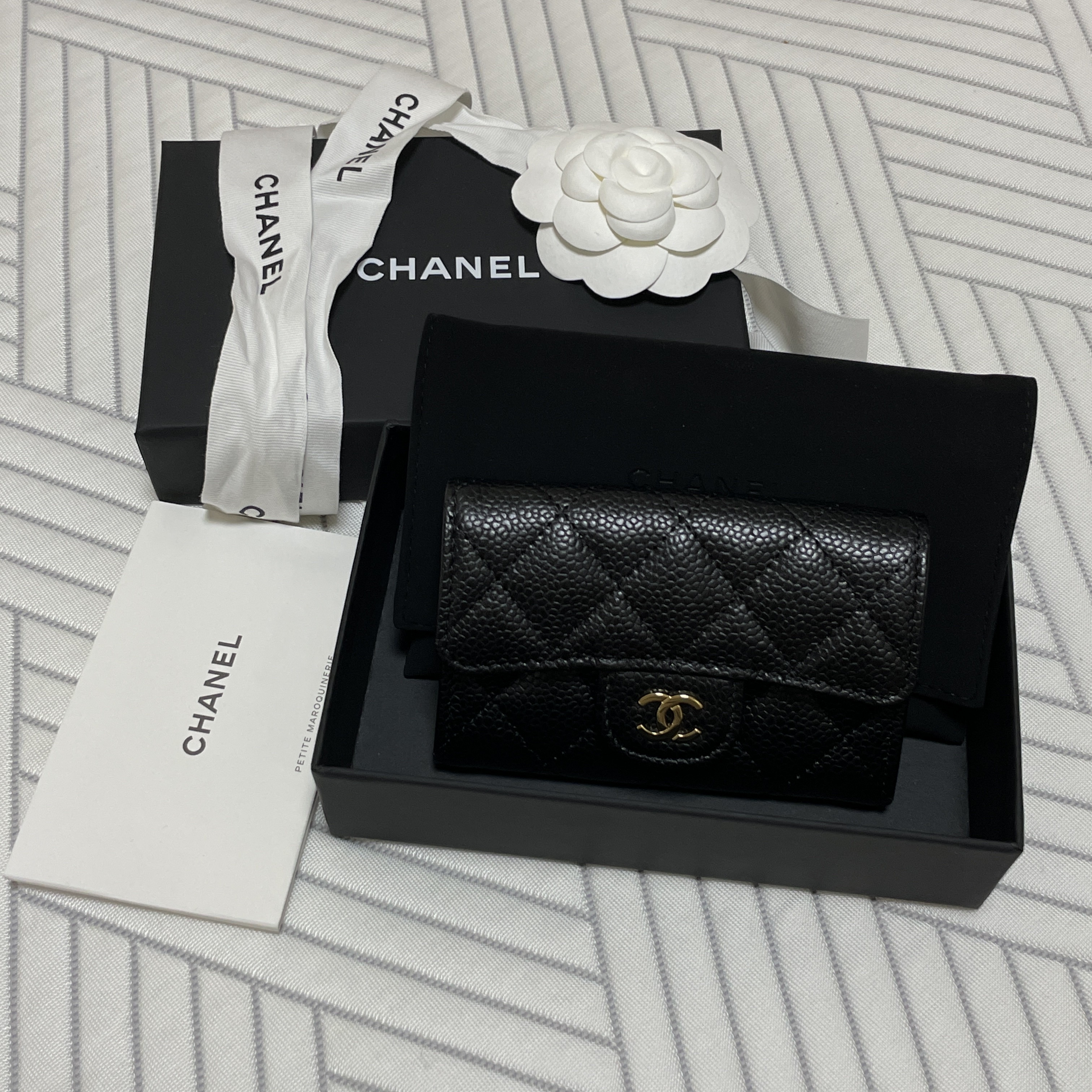 Chanel Classic Card Holder Grained Calfskin & Gold Black 착용 스타일