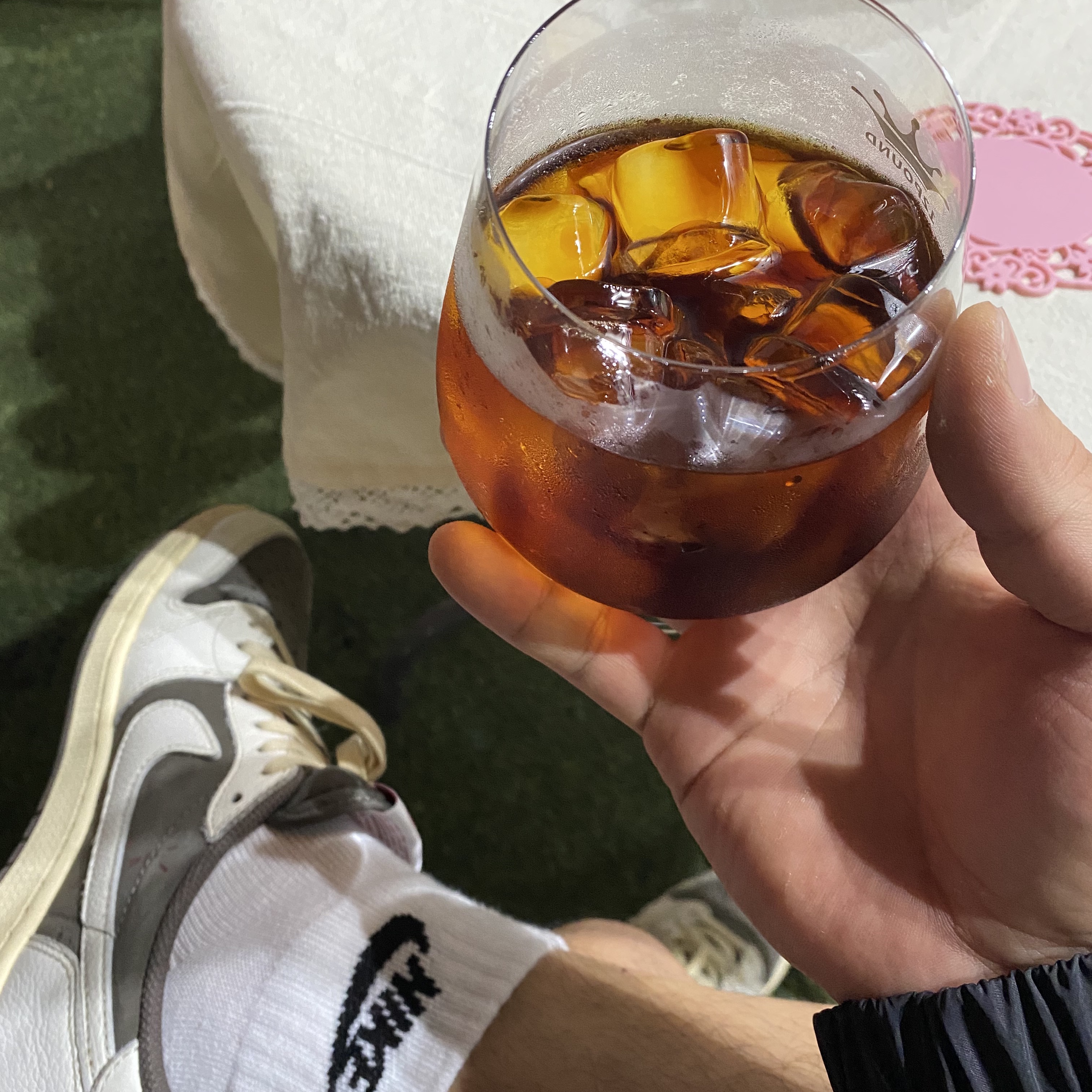 Jordan 1 x Travis Scott Retro Low OG SP Sail and Ridgerock 착용 스타일 - 2