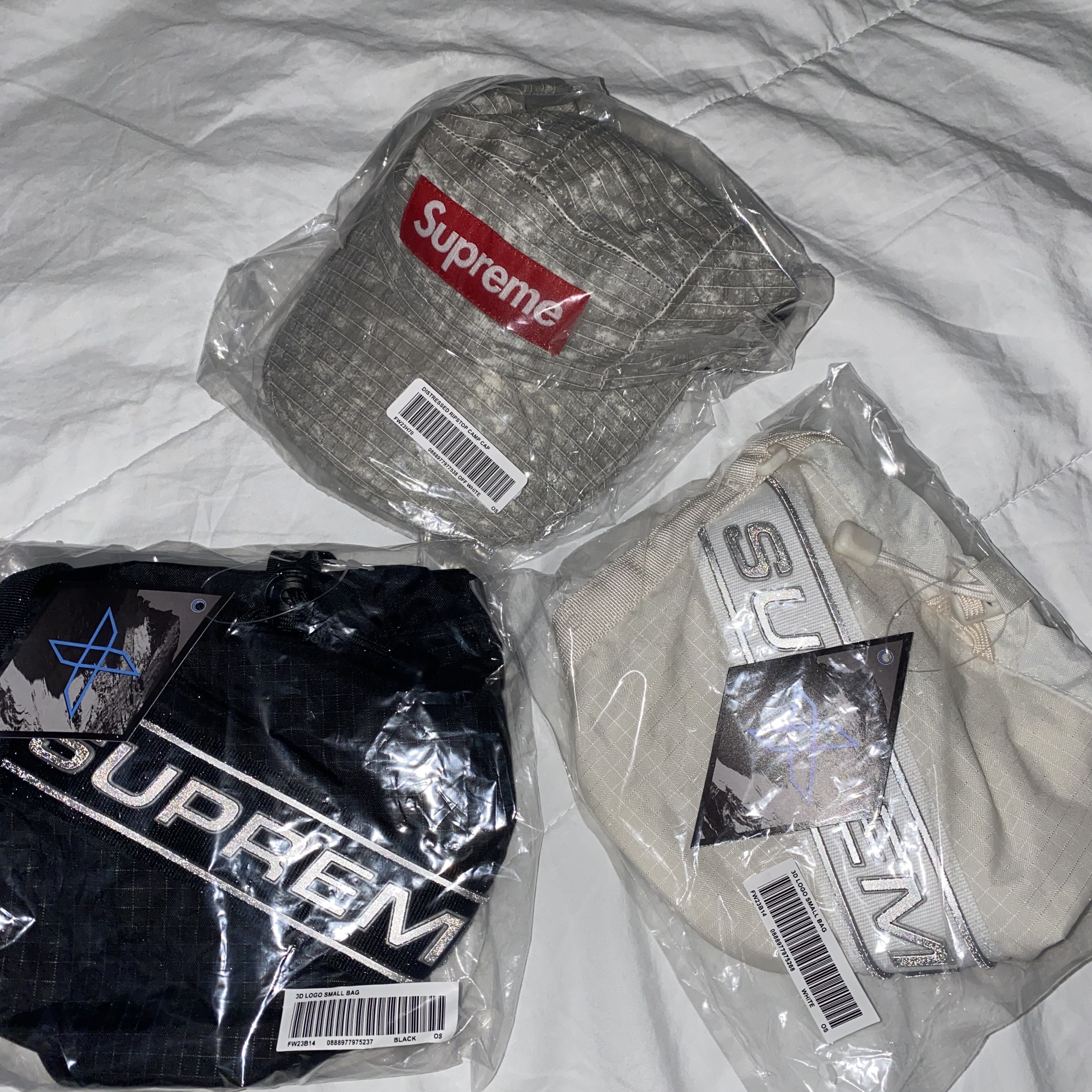 Supreme Distressed Ripstop Camp Cap Stone - 23FW, Supreme Small Cinch Pouch White - 23FW 착용 스타일 - 1