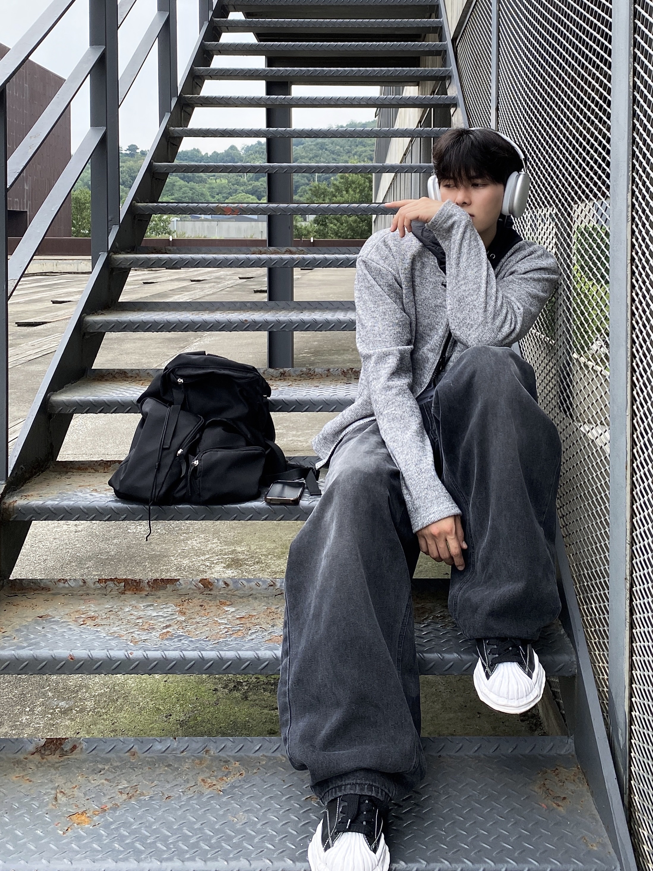 Maison Mihara Yasuhiro Blakey OG Sole Leather Low-top Sneakers Black 착용 스타일 - 1