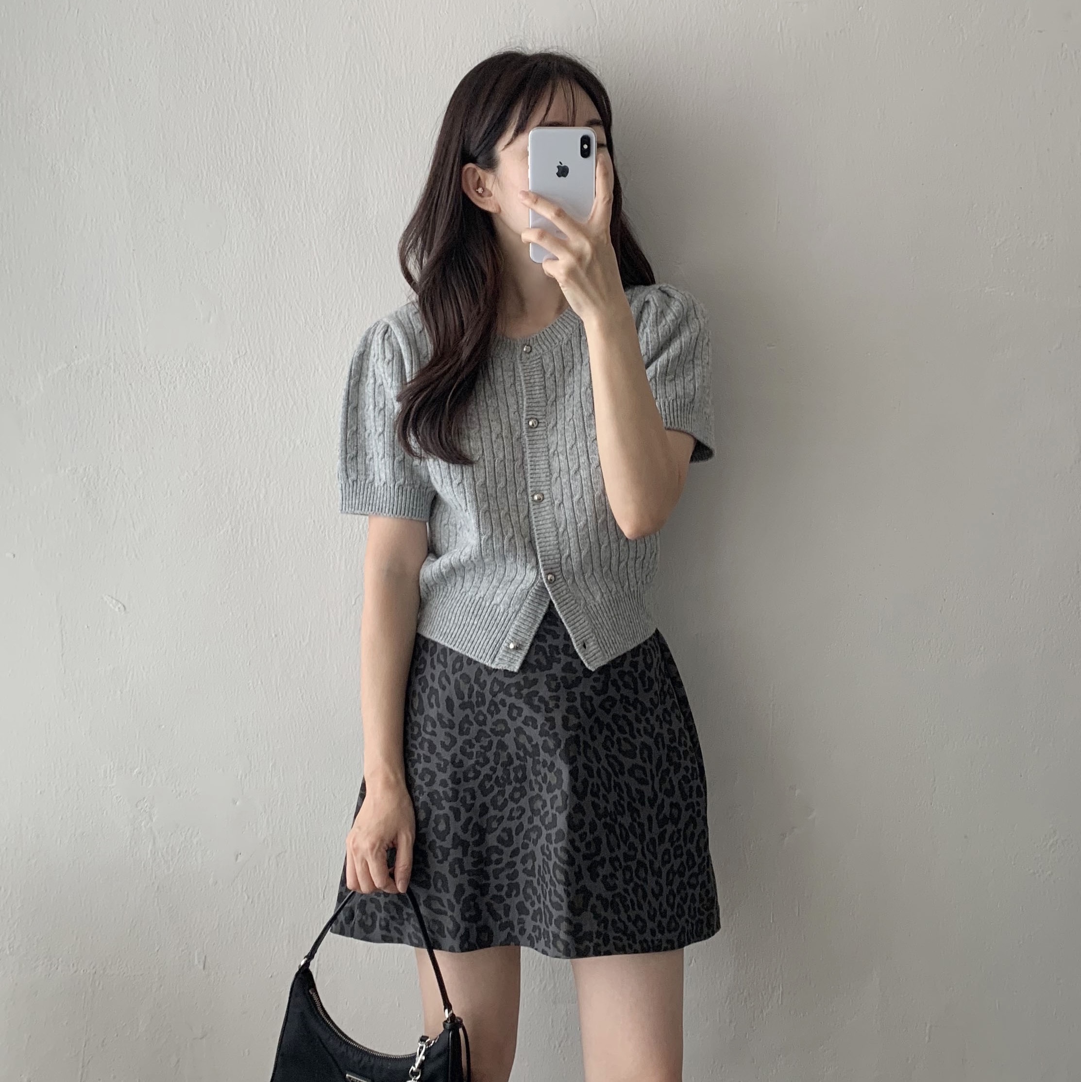 Prada Re-Edition 2000 Re-Nylon Mini Shoulder Bag Black, Monamhee Beulpingi Keyring with White Pants Black 착용 스타일 - 2