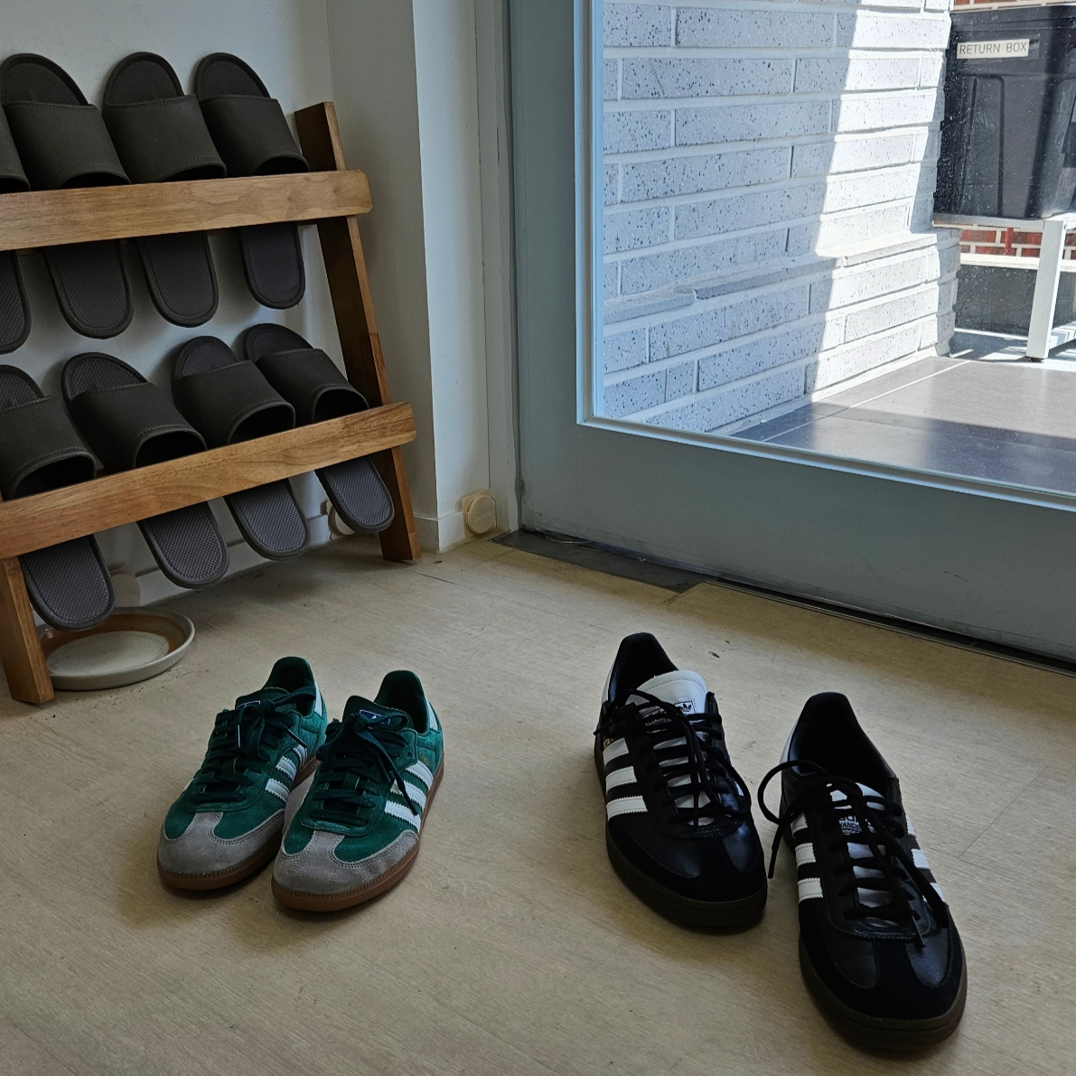 Adidas Spezial Handball Core Black White, Adidas Samba OG Collegiate Green Gum 착용 스타일