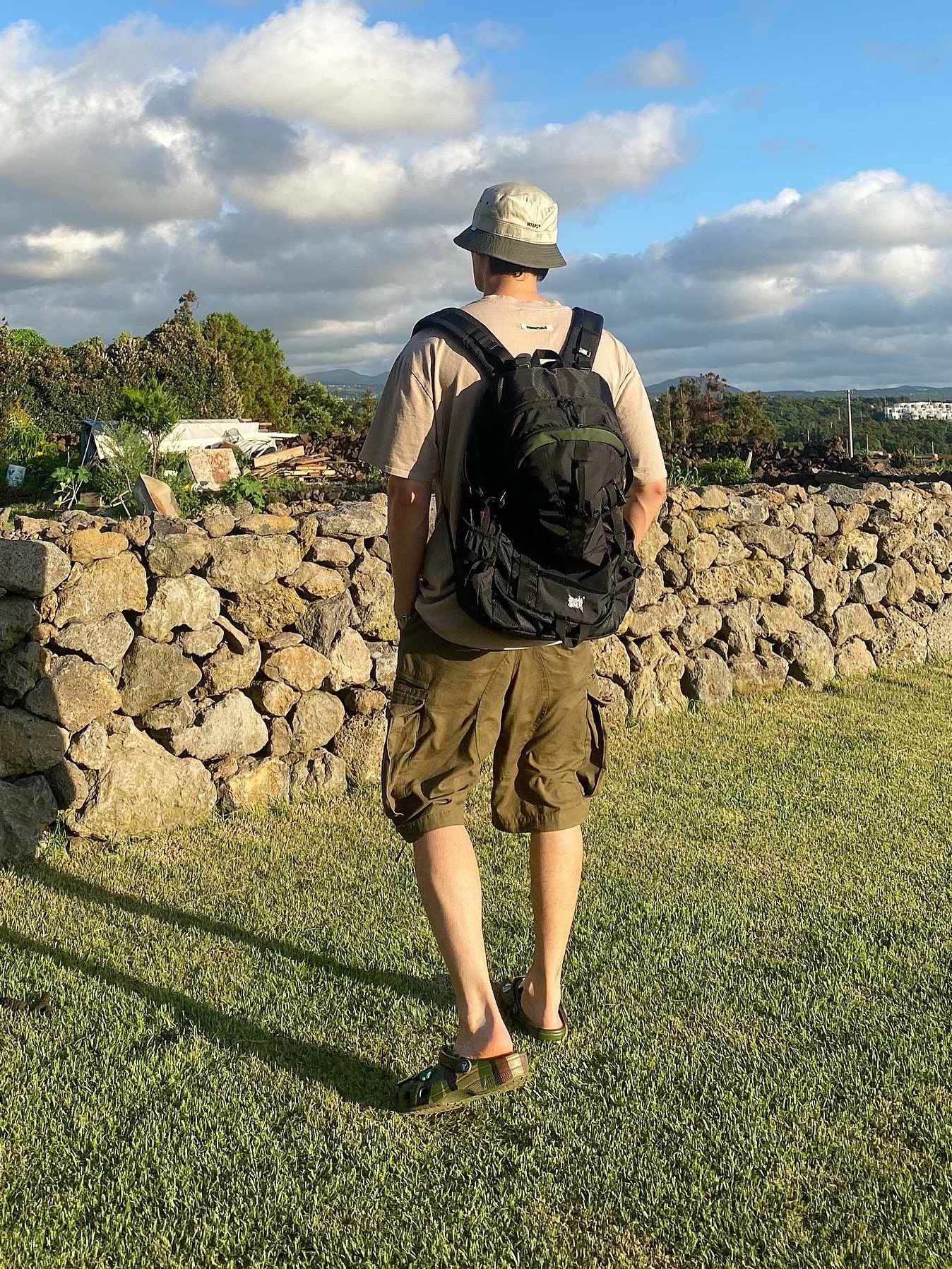 Crocs x Palace Classic Clog Woodland Camo 착용 스타일 - 4