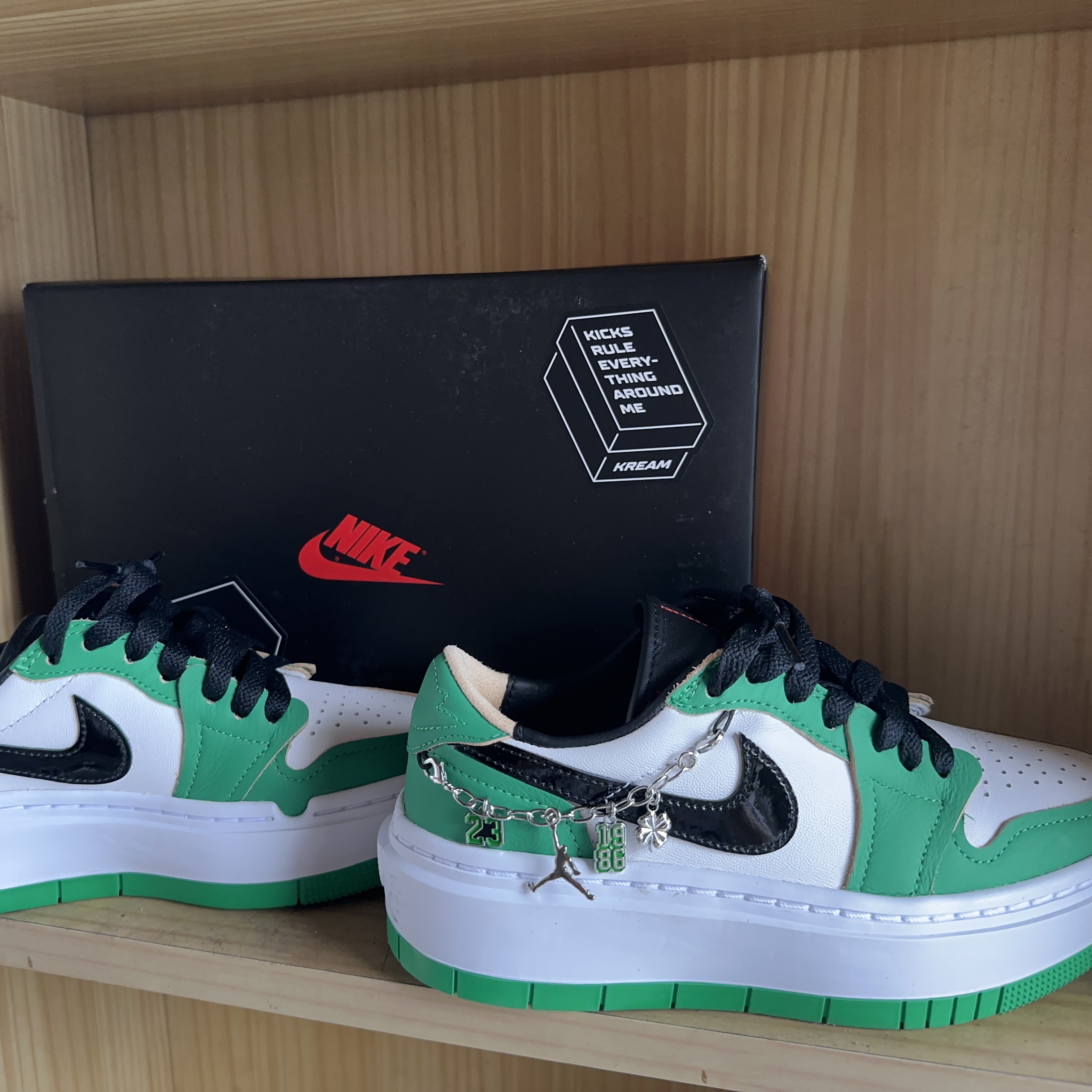 (W) Jordan 1 Elevate Low SE Lucky Green 착용 스타일 - 1
