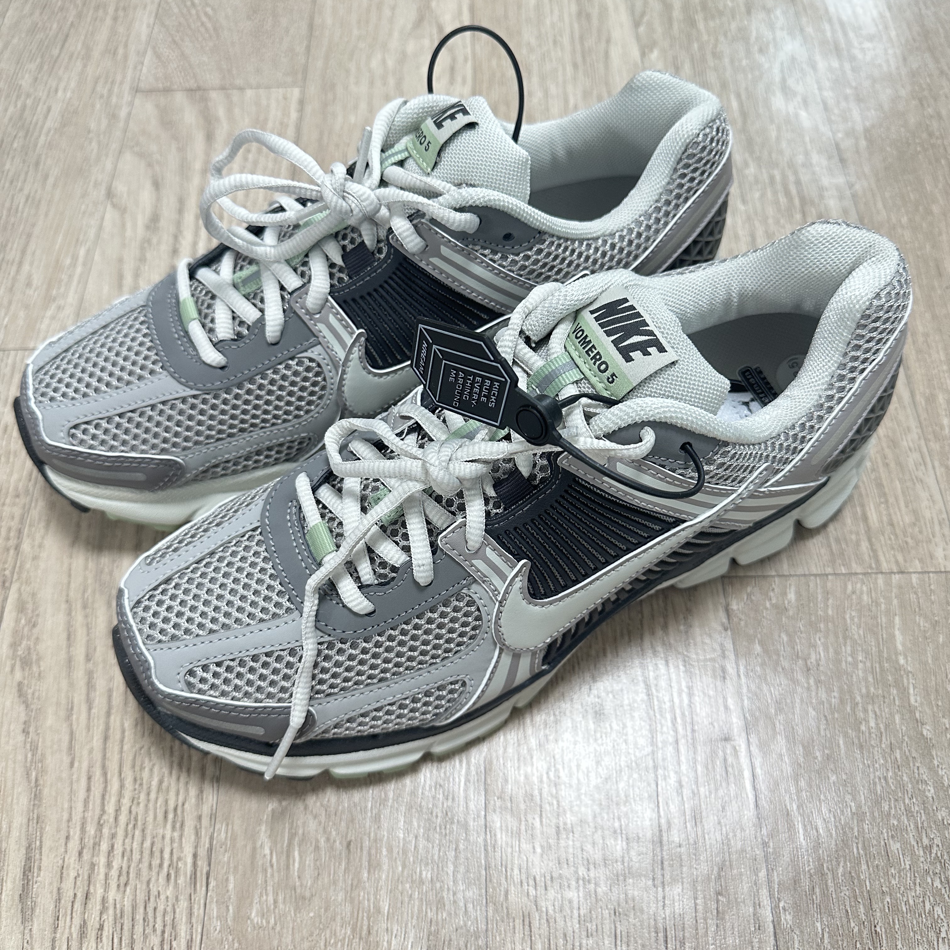 (W) Nike Zoom Vomero 5 Cobblestone and Flat Pewter 착용 스타일 - 3