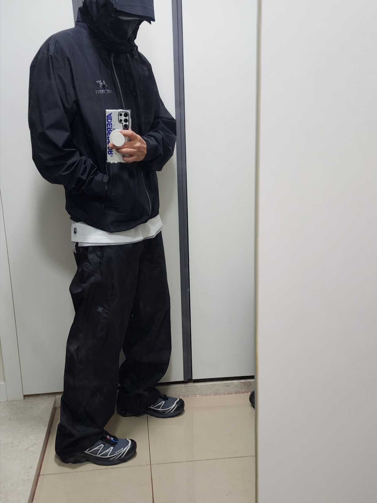 Arc'teryx Beta LT Jacket Black, Salomon XT-6 Gore-Tex Black Ebony 착용 스타일 - 1