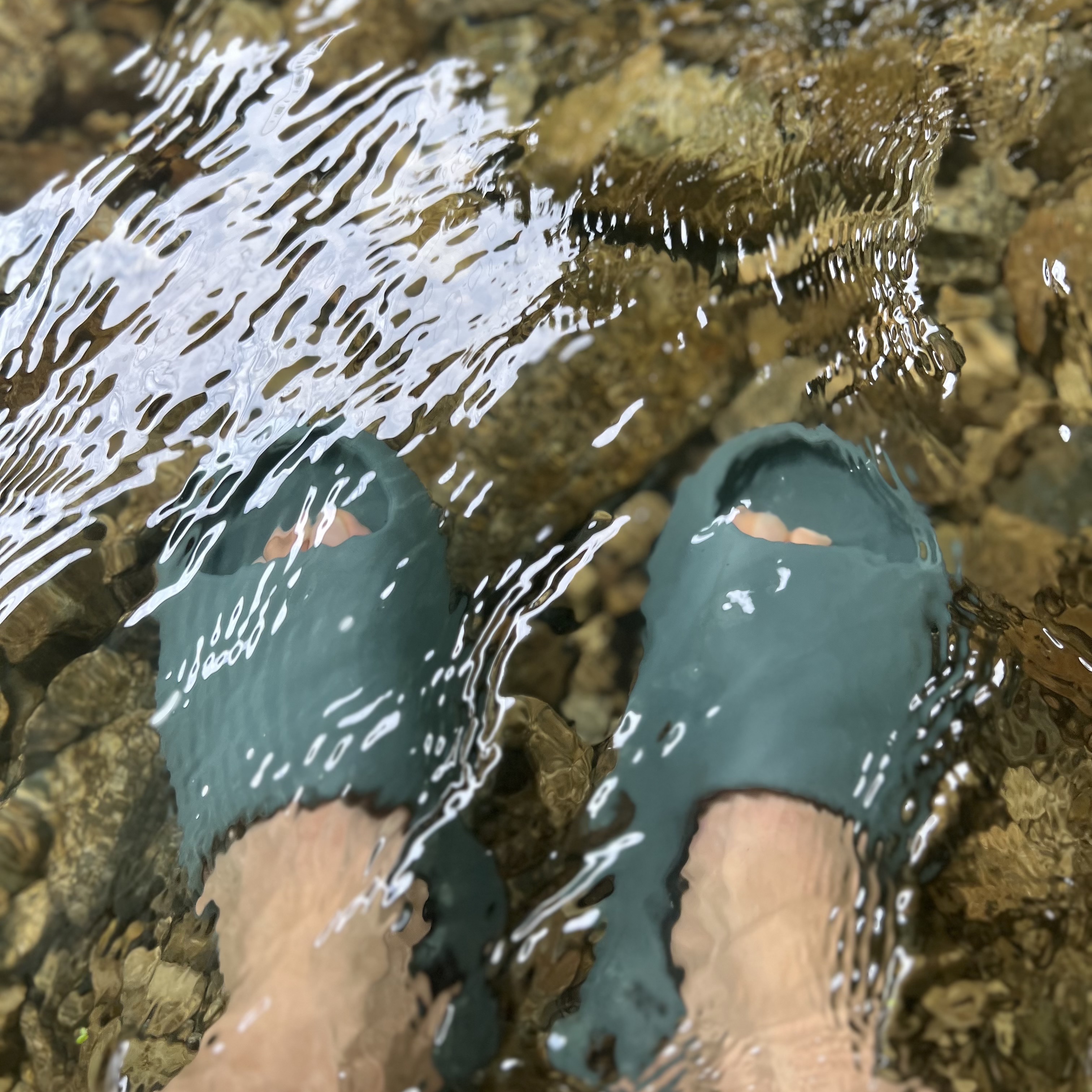 Adidas Yeezy Slide Slate Marine 착용 스타일
