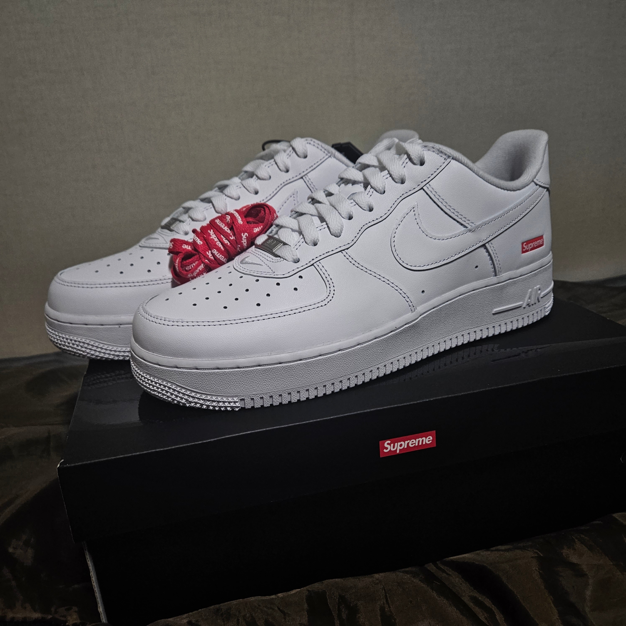Nike x Supreme Air Force 1 Low White 착용 스타일 - 2