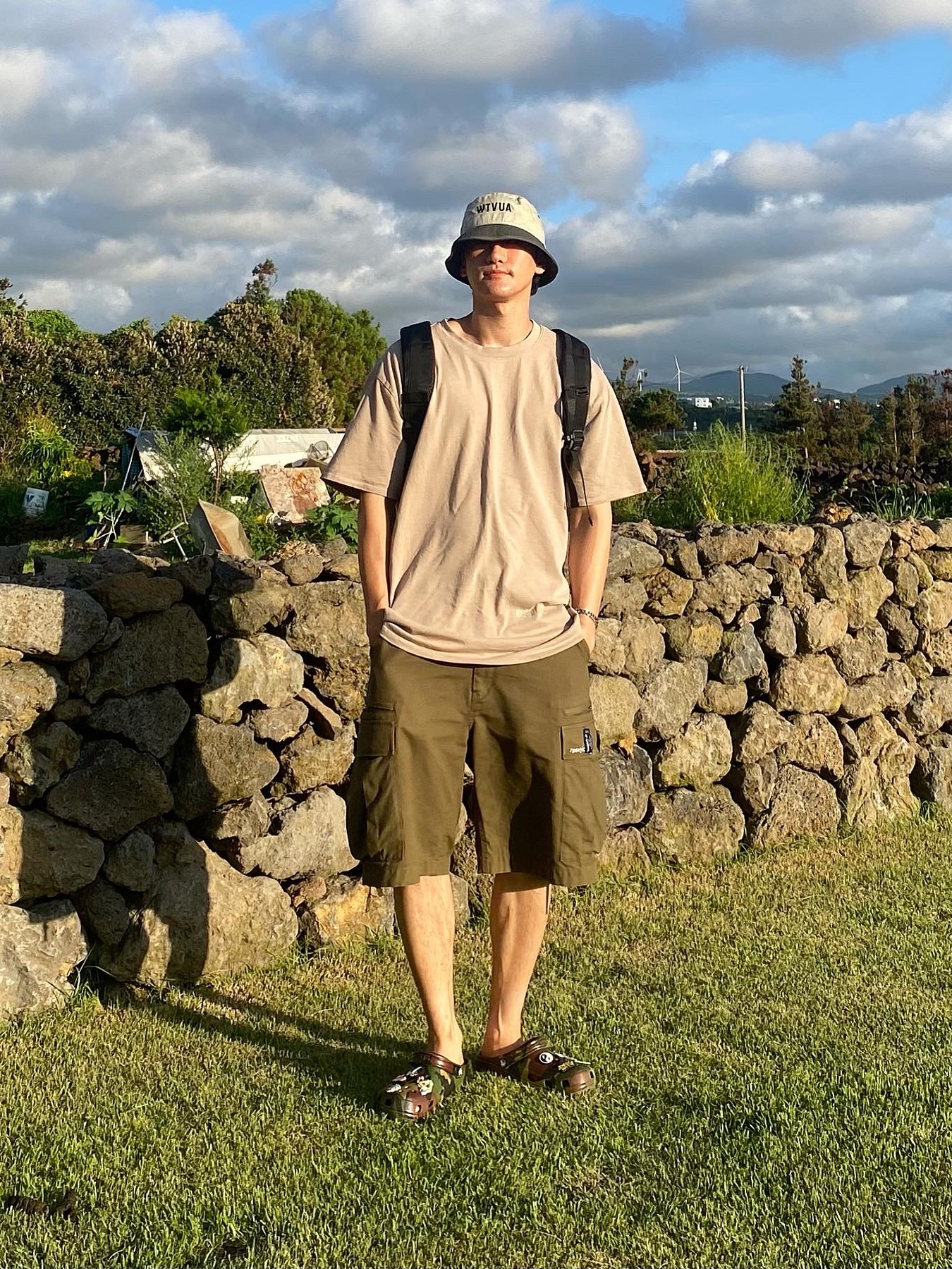 Crocs x Palace Classic Clog Woodland Camo 착용 스타일 - 1