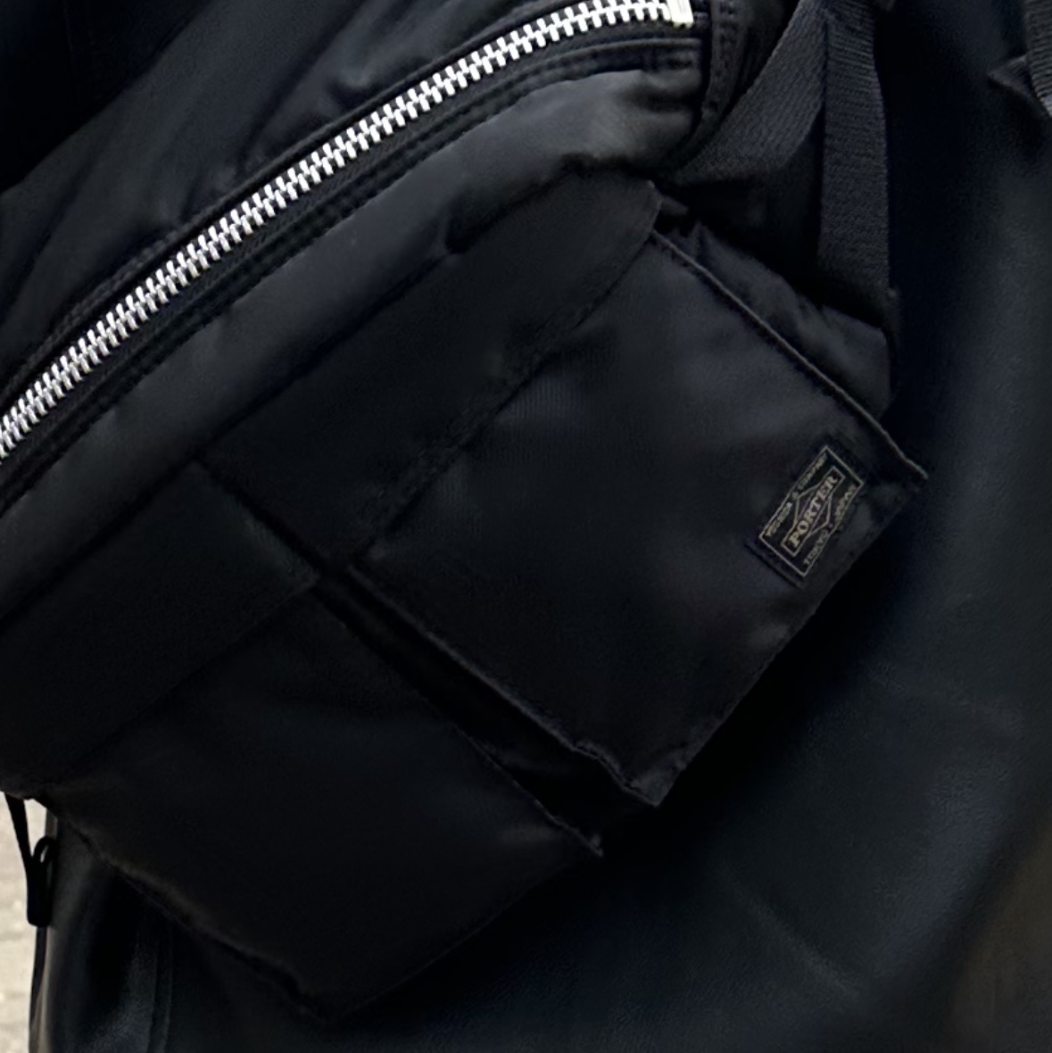 Porter Tanker Waist Bag Black 착용 스타일
