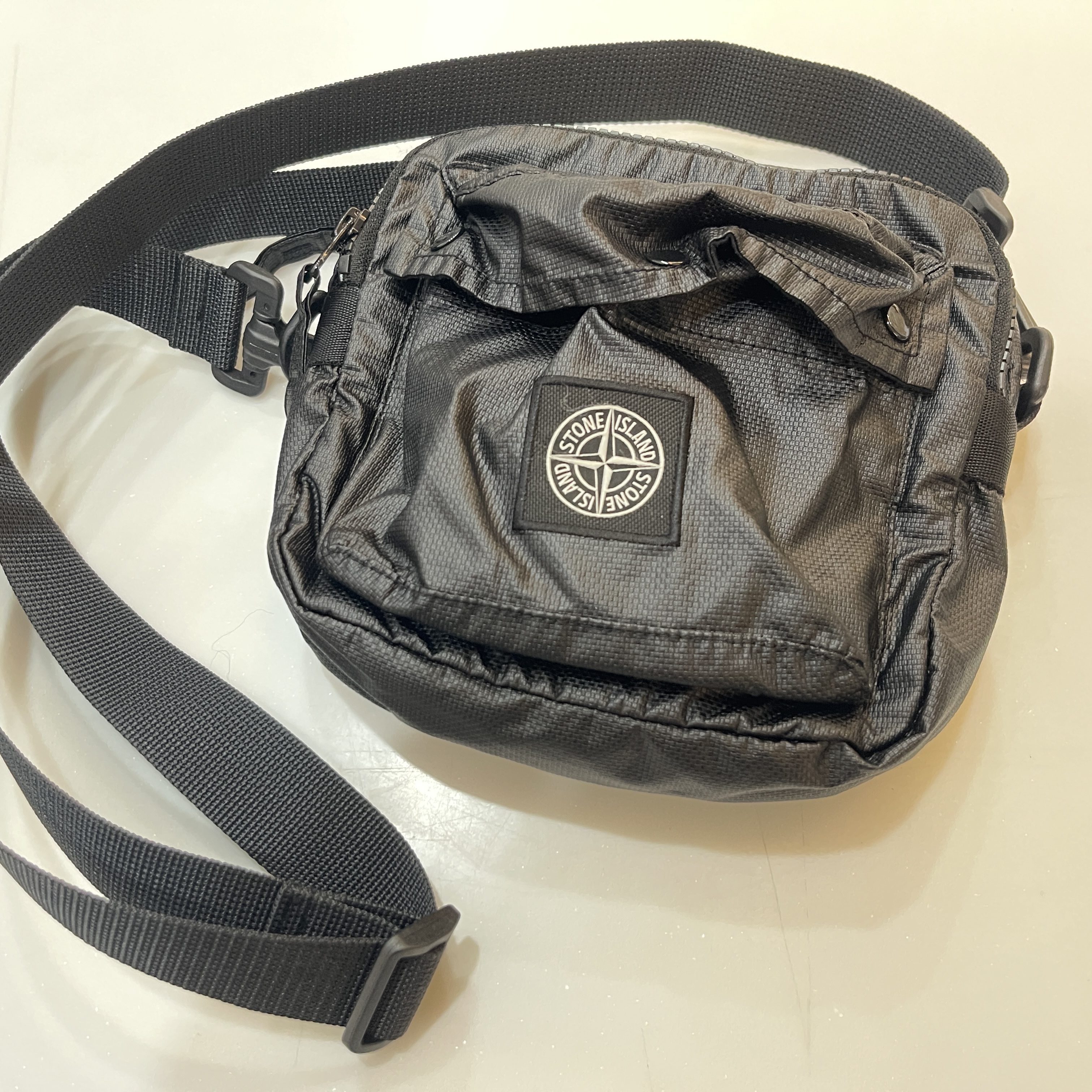 Stone Island 90270 Mussola Gommata Canvas Print Map Holder Bag Black - 23SS 착용 스타일