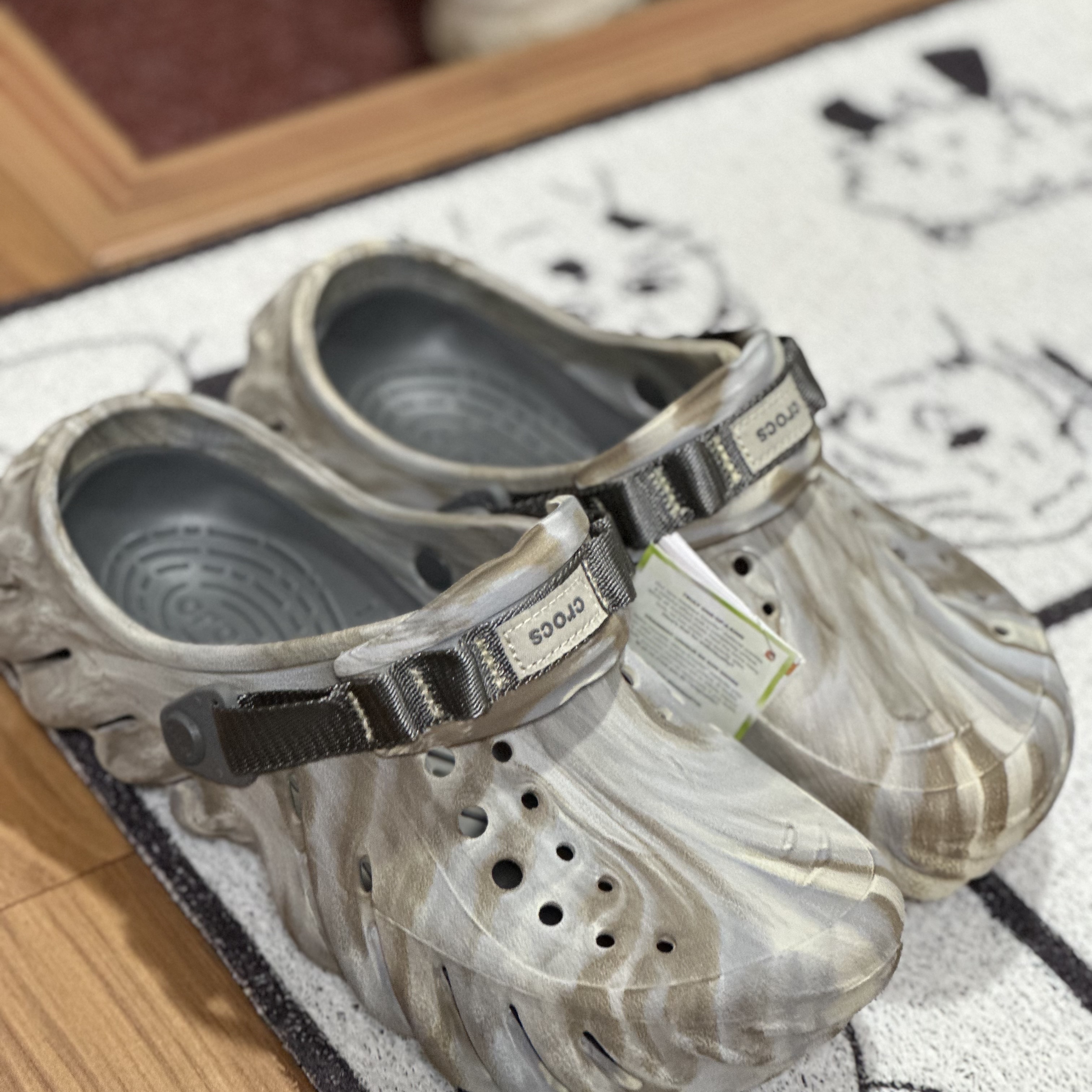 Crocs Echo Marbled Clog Bone Multi 착용 스타일