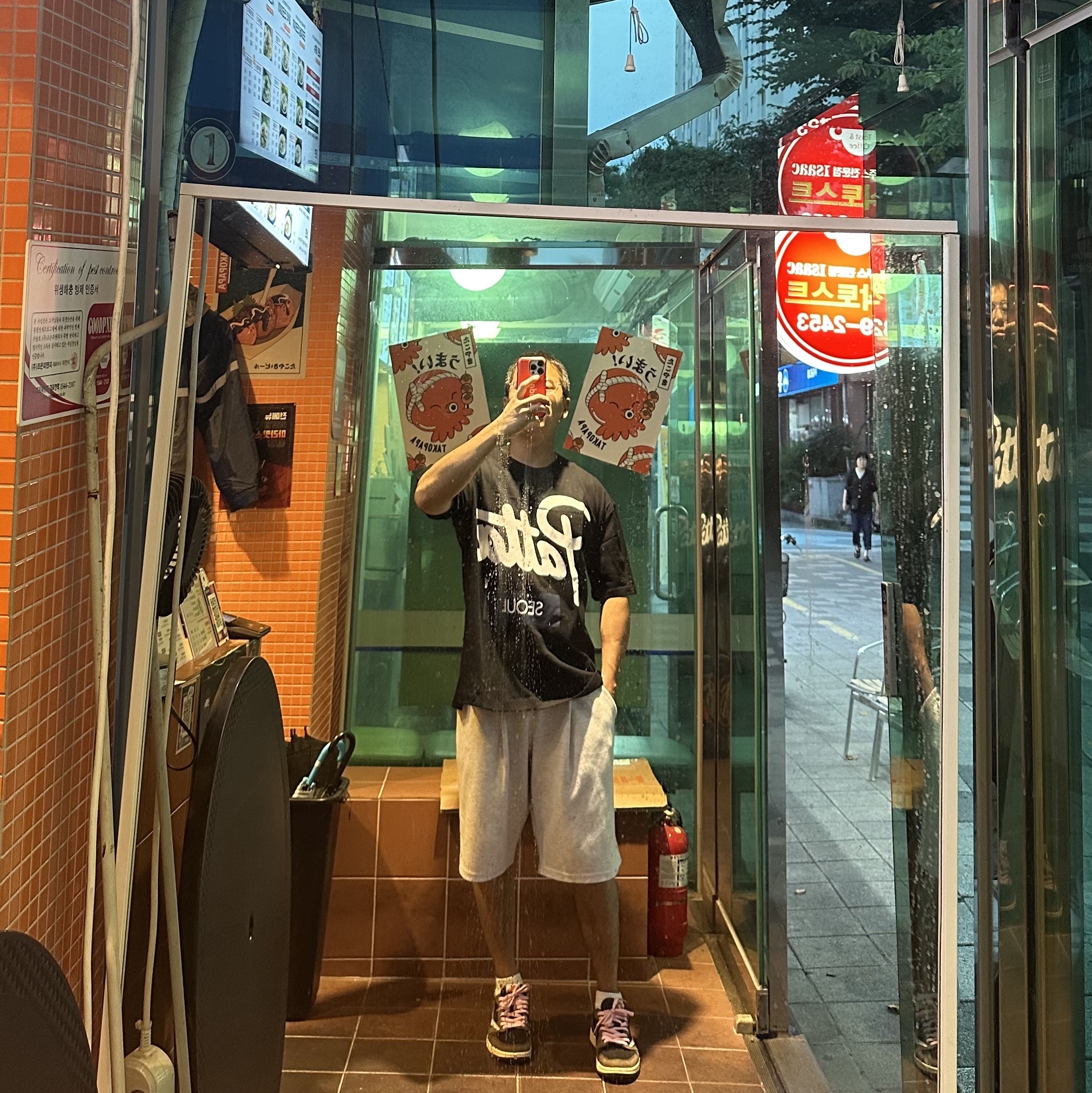 Jordan 1 x Travis Scott Retro Low OG SP Mocha 착용 스타일 - 1