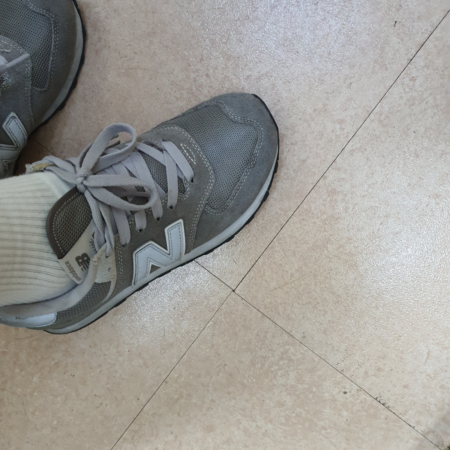 New Balance 574 Grey - D Standard 착용 스타일 - 2
