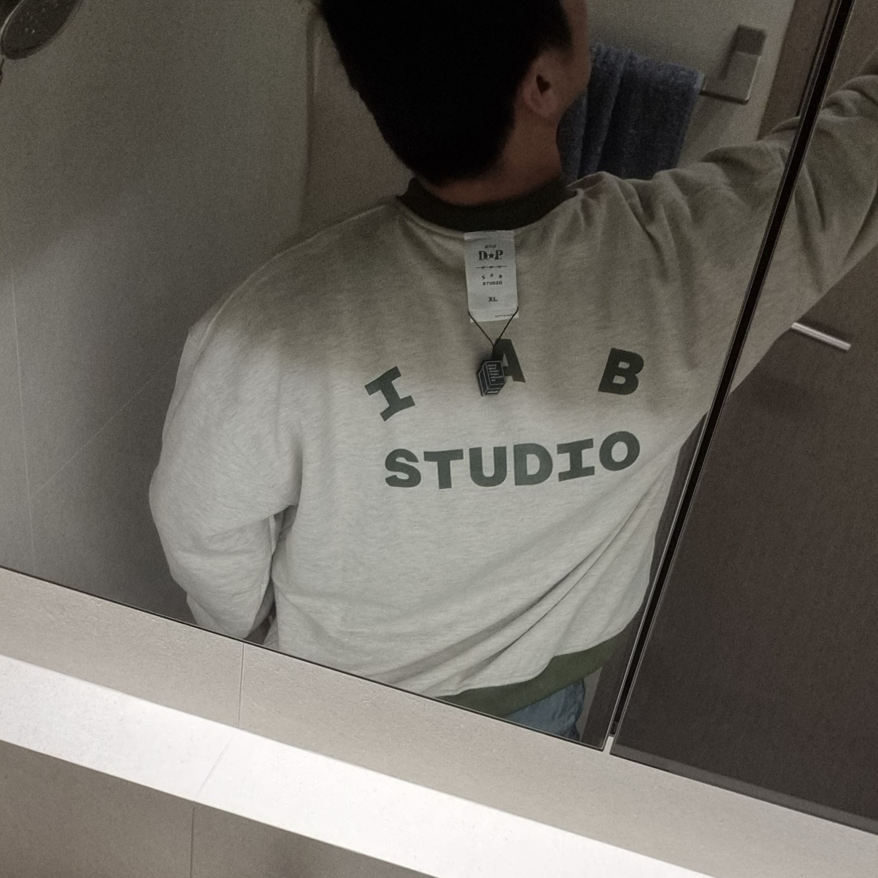 IAB Studio x D.P. Reversible Sweatshirt Oatmeal Ranger Green 착용 스타일 - 5