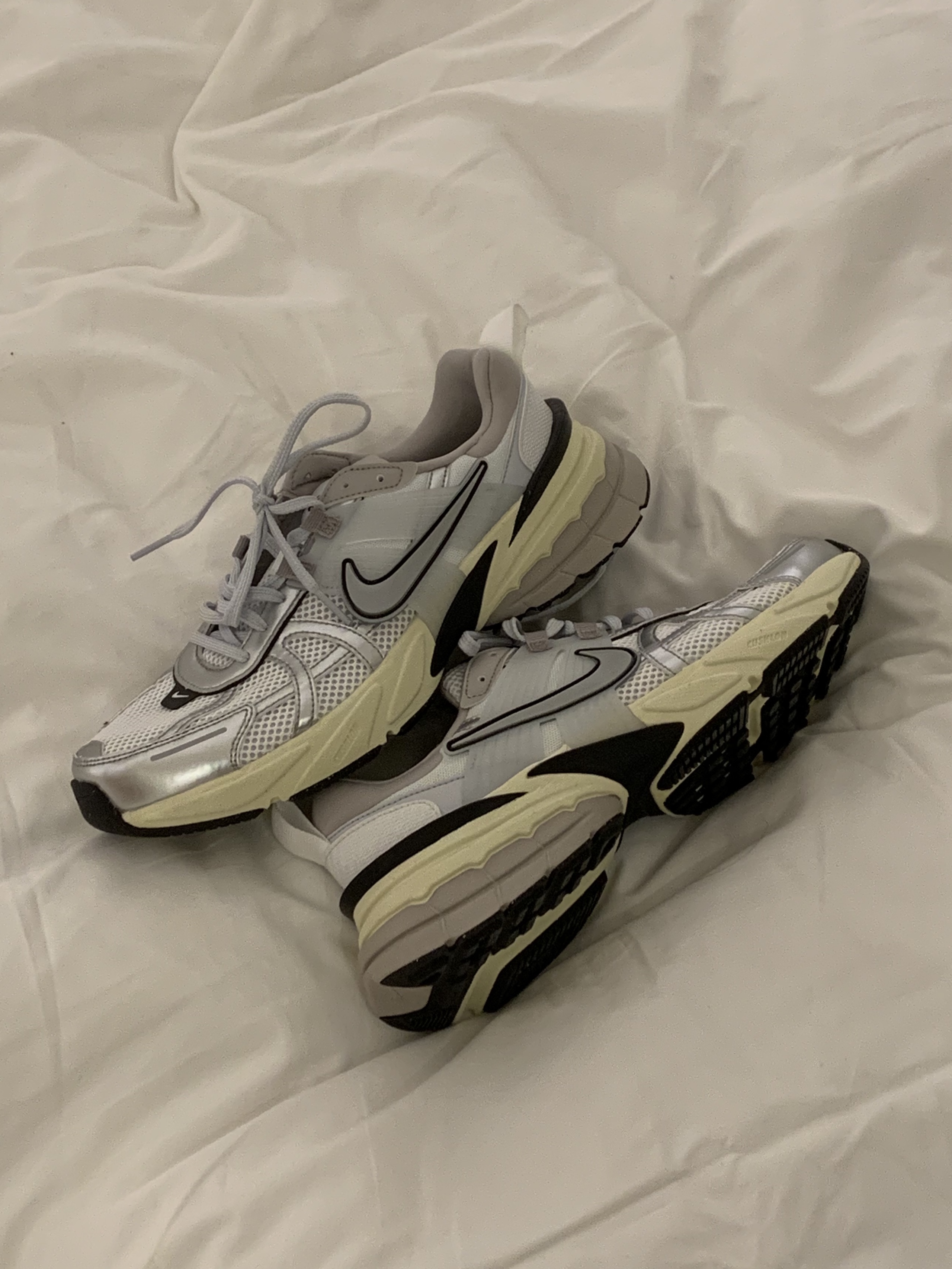 Nike V2K Run Summit White Metallic Silver 착용 스타일 - 1