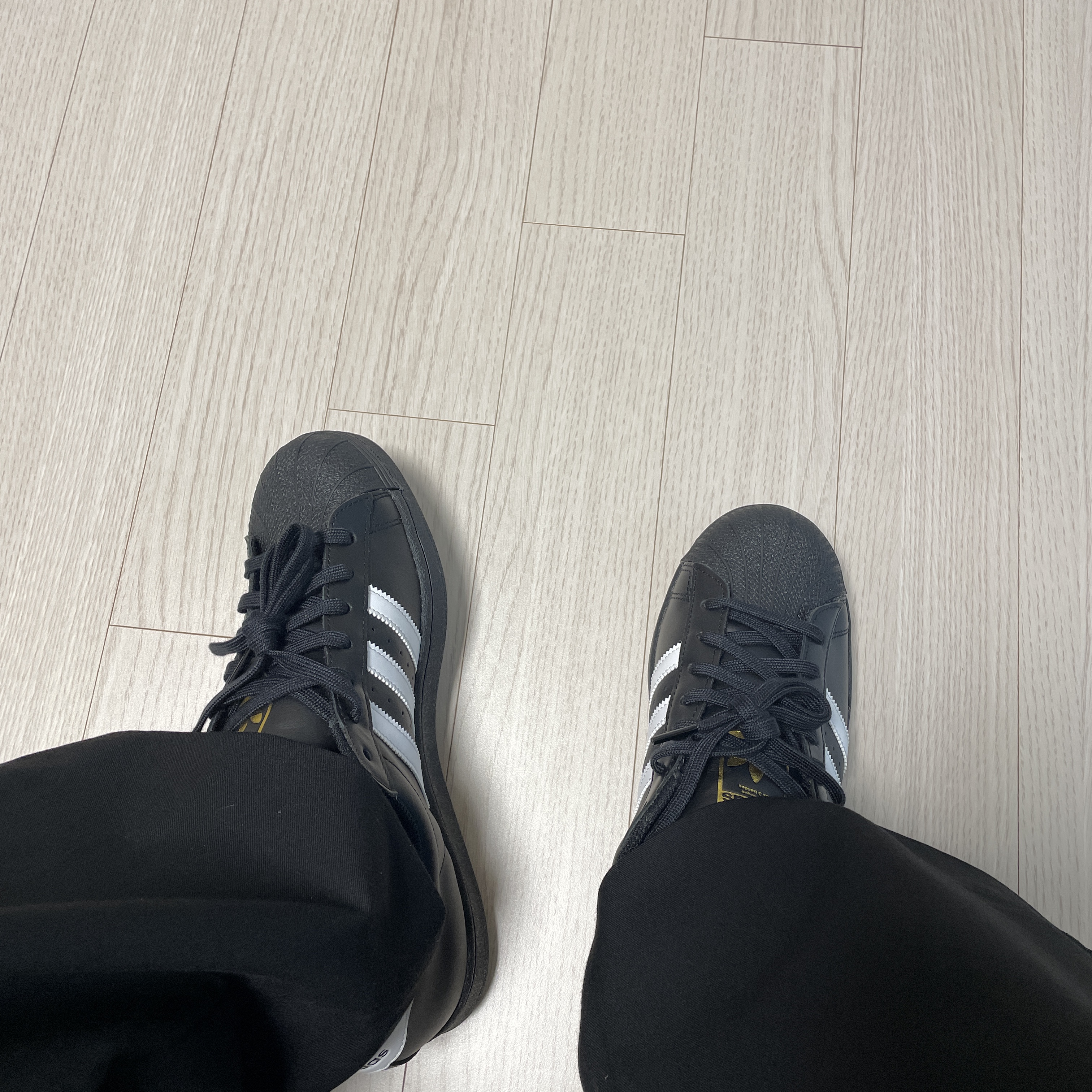 Adidas Superstar Core Black White 착용 스타일 - 2