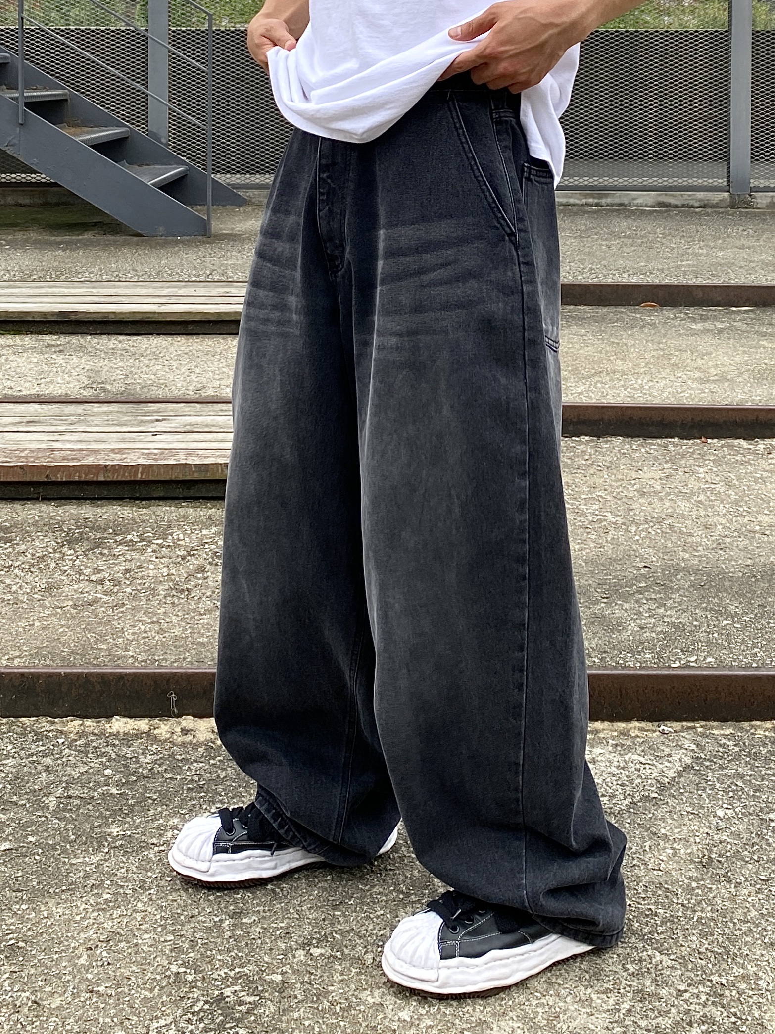 Maison Mihara Yasuhiro Blakey OG Sole Leather Low-top Sneakers Black 착용 스타일 - 5