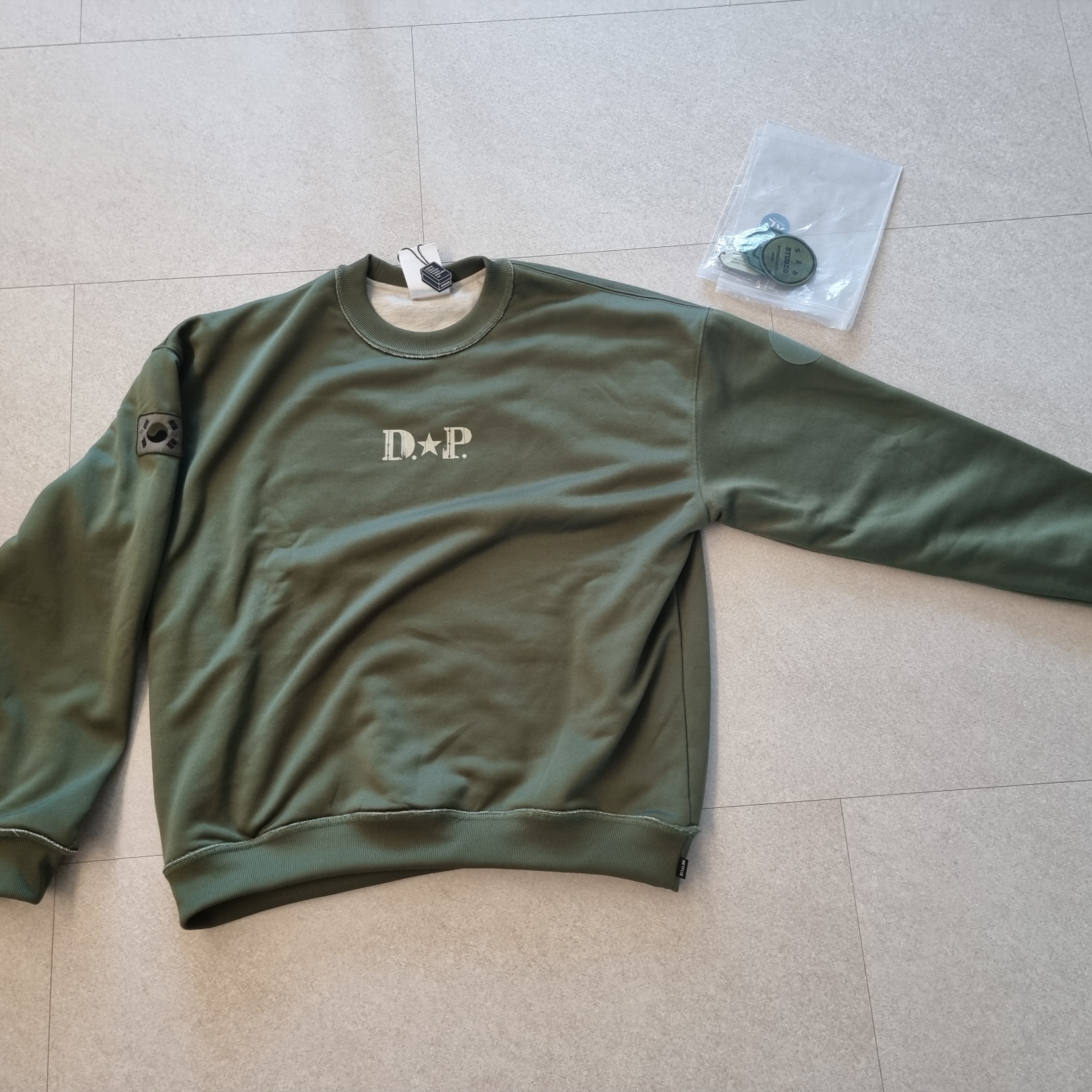 IAB Studio x D.P. Reversible Sweatshirt Oatmeal Ranger Green 착용 스타일 - 3