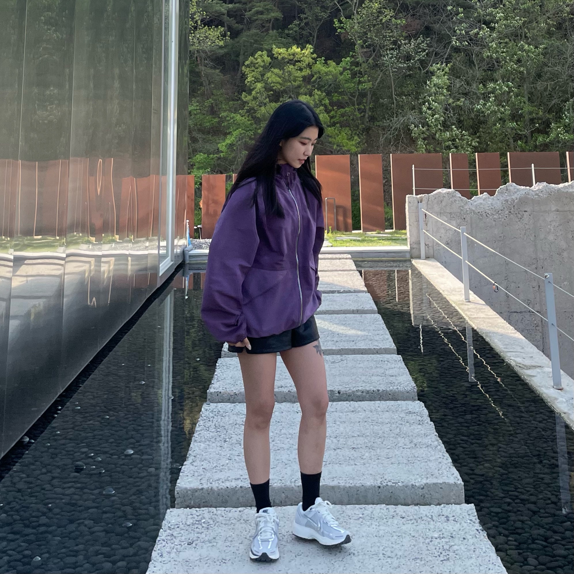 Stussy Wave Dye Beach Shell Jacket Purple, (W) Nike Zoom Vomero 5 Photon Dust and Metallic Silver 착용 스타일