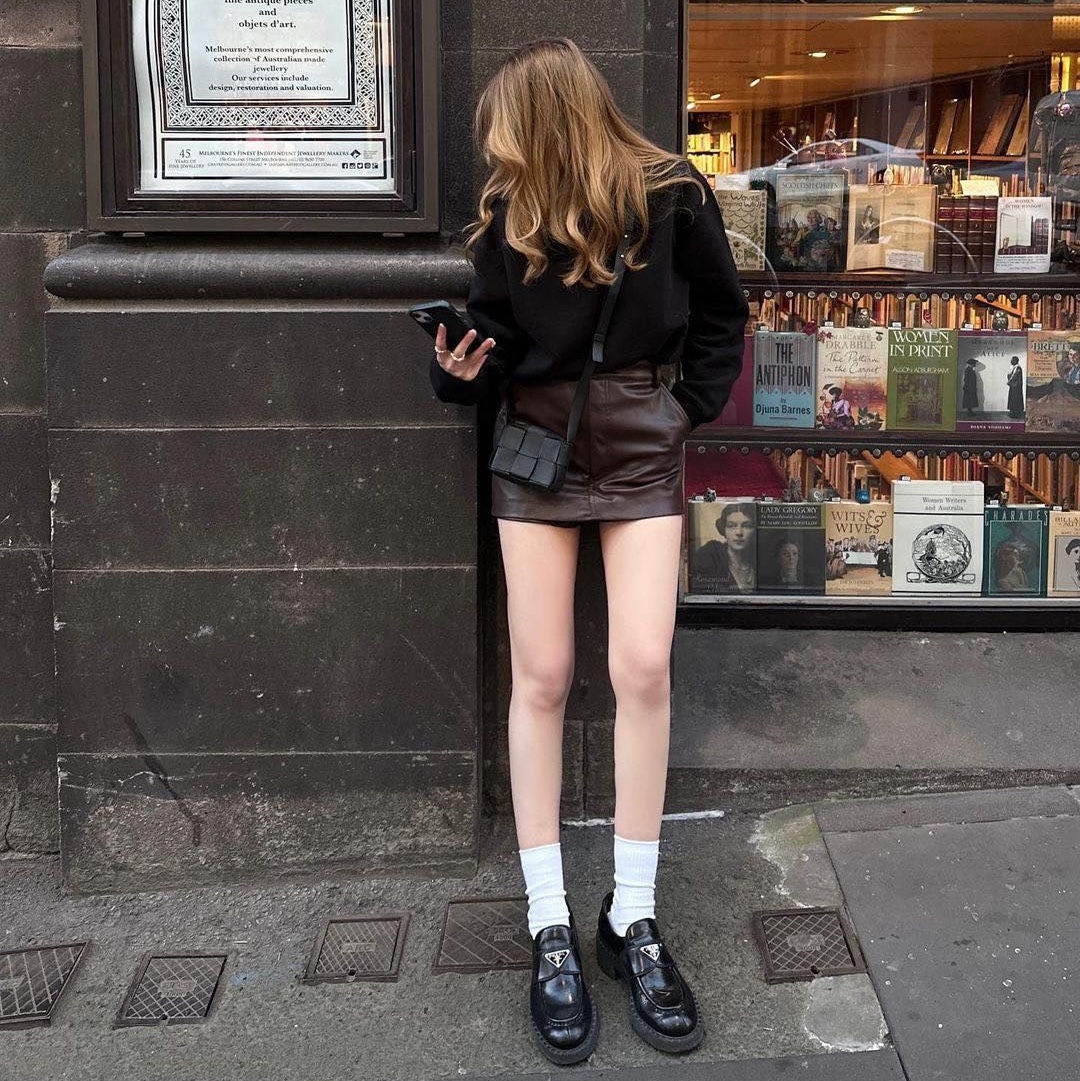 (W) Louis Vuitton Leather Apron Tab Mini Wrap Skirt Black, H&M x Mugler Leather Biker Pants Black 착용 스타일 - 3