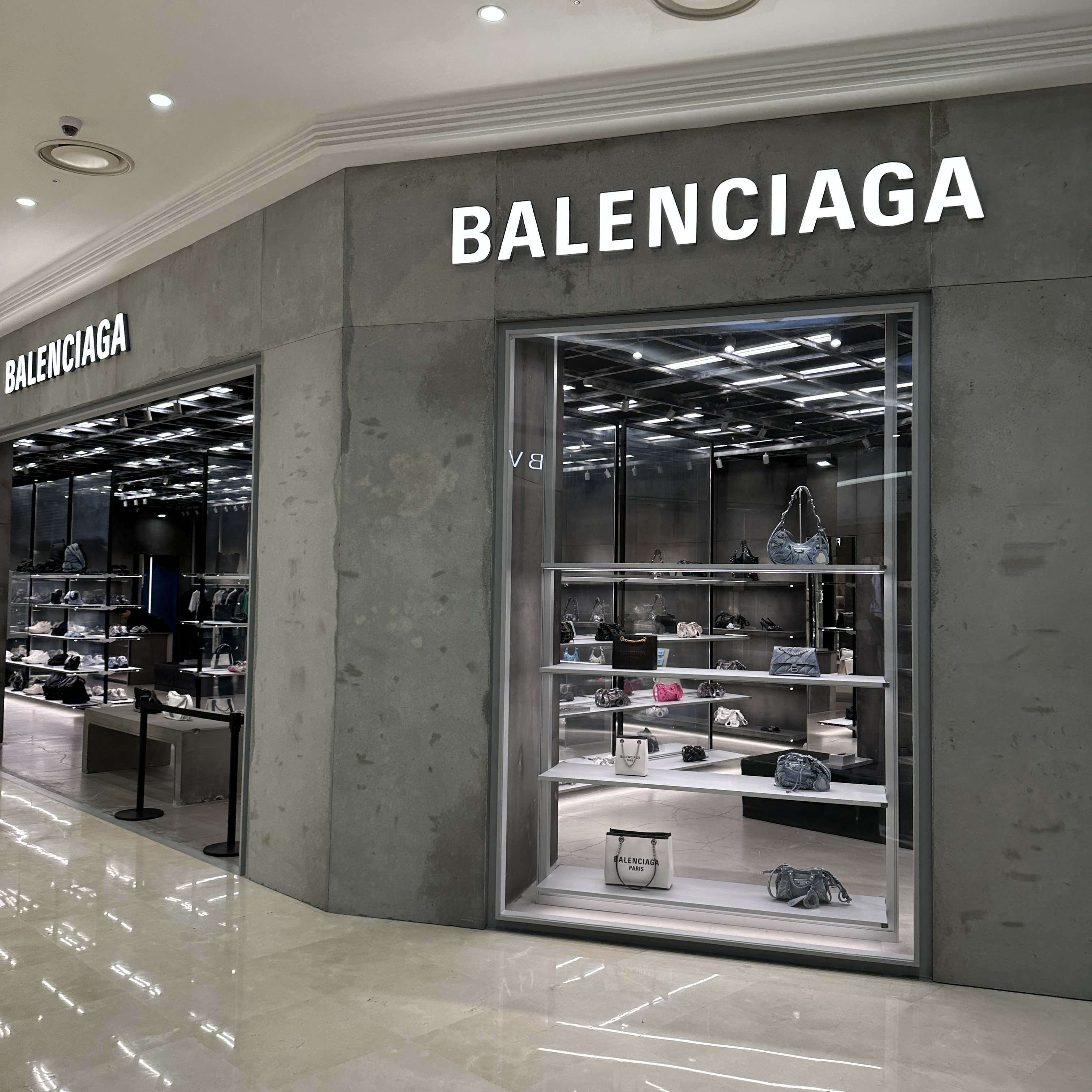 Balenciaga 3XL Sneakers Black White 착용 스타일 - 1